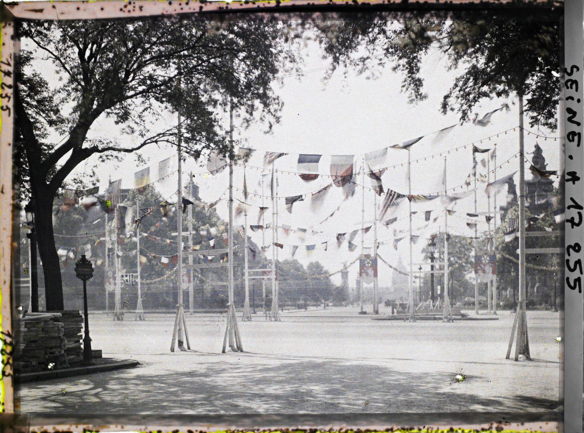 Image représentant L'avenue Alexandre-III, actuelle avenue Winston-Chrurchill, décorée de drapeaux pour les fêtes de la Victoire des 13 et 14 juillet, vue de l'actuelle place Clemenceau
