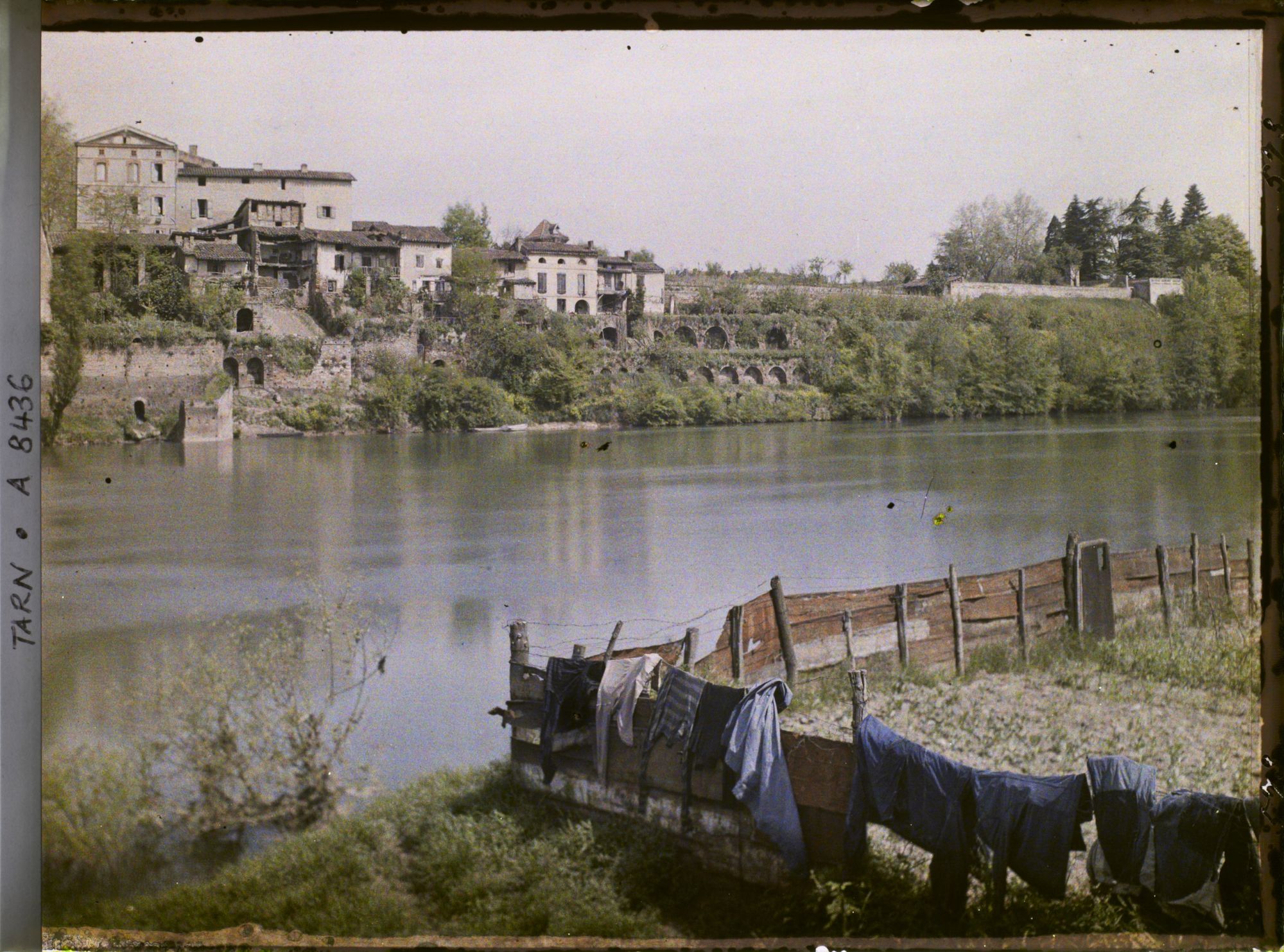 Image représentant Linge séchant, et vieilles maisons le long du Tarn