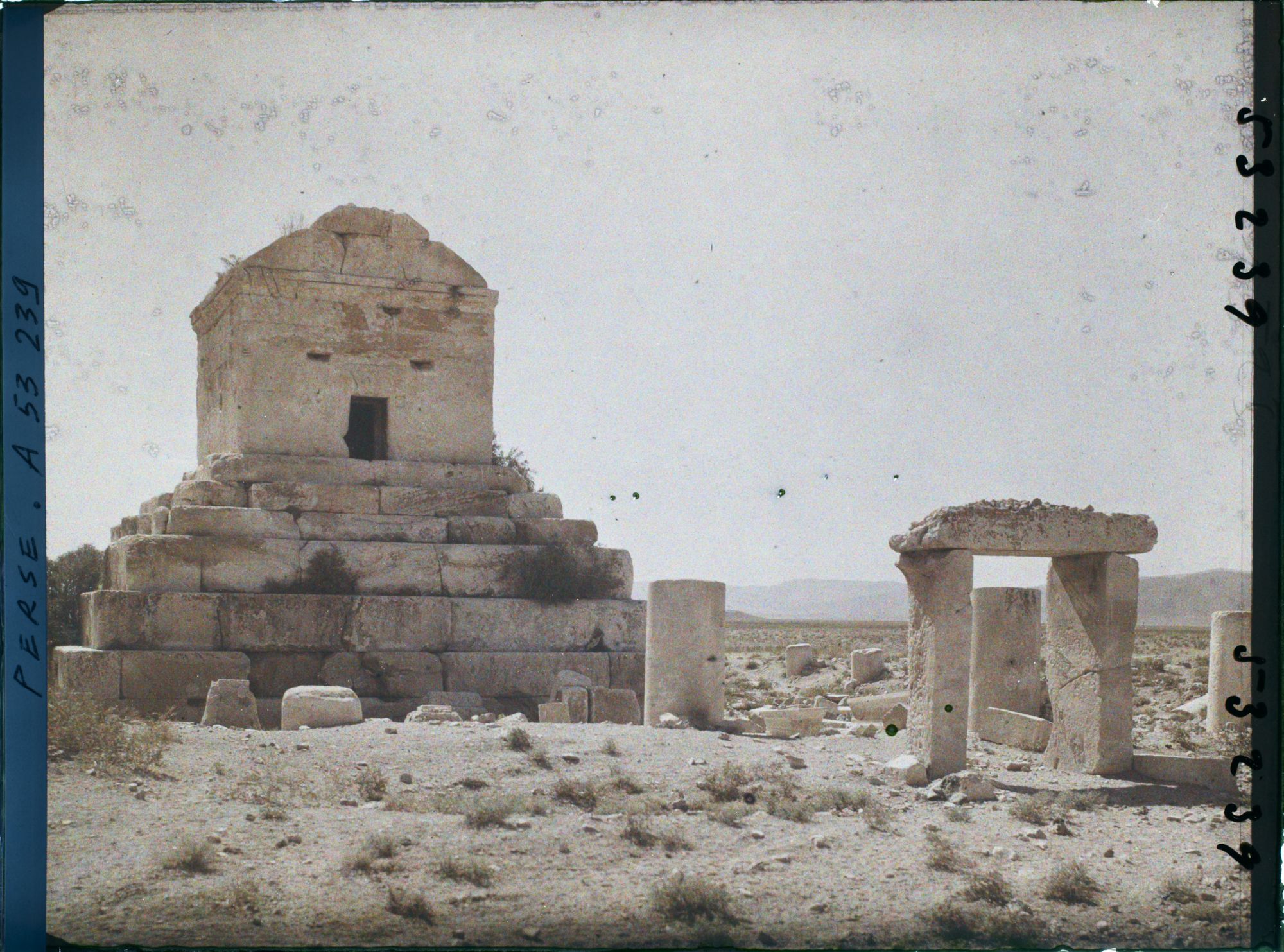 Image représentant Le tombeau de Cyrus II (vers 530 avant JC.), porte de l'enceinte