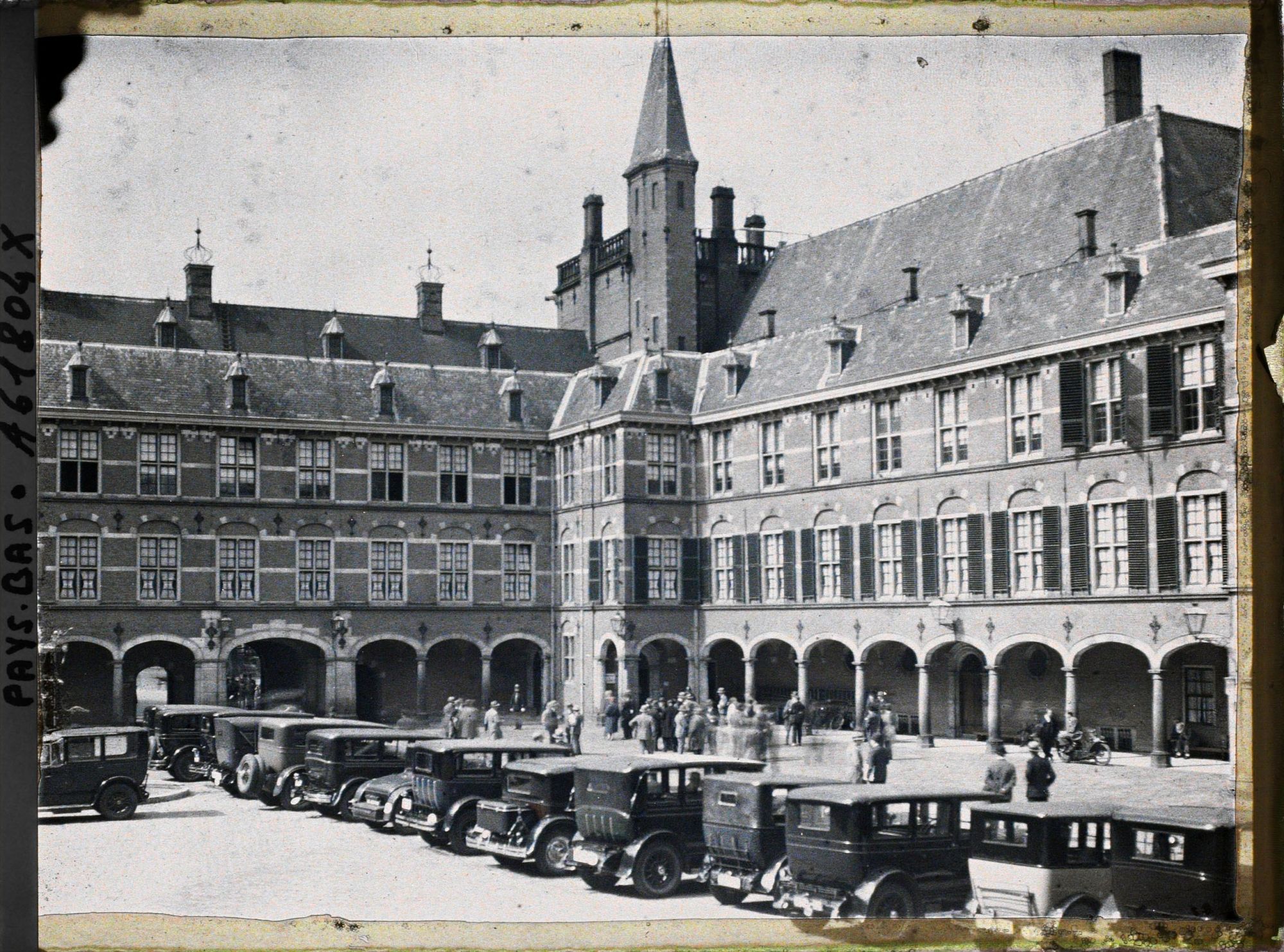 Image représentant La cour du Binnenhof, l'aile abritant la Salle des Chevaliers