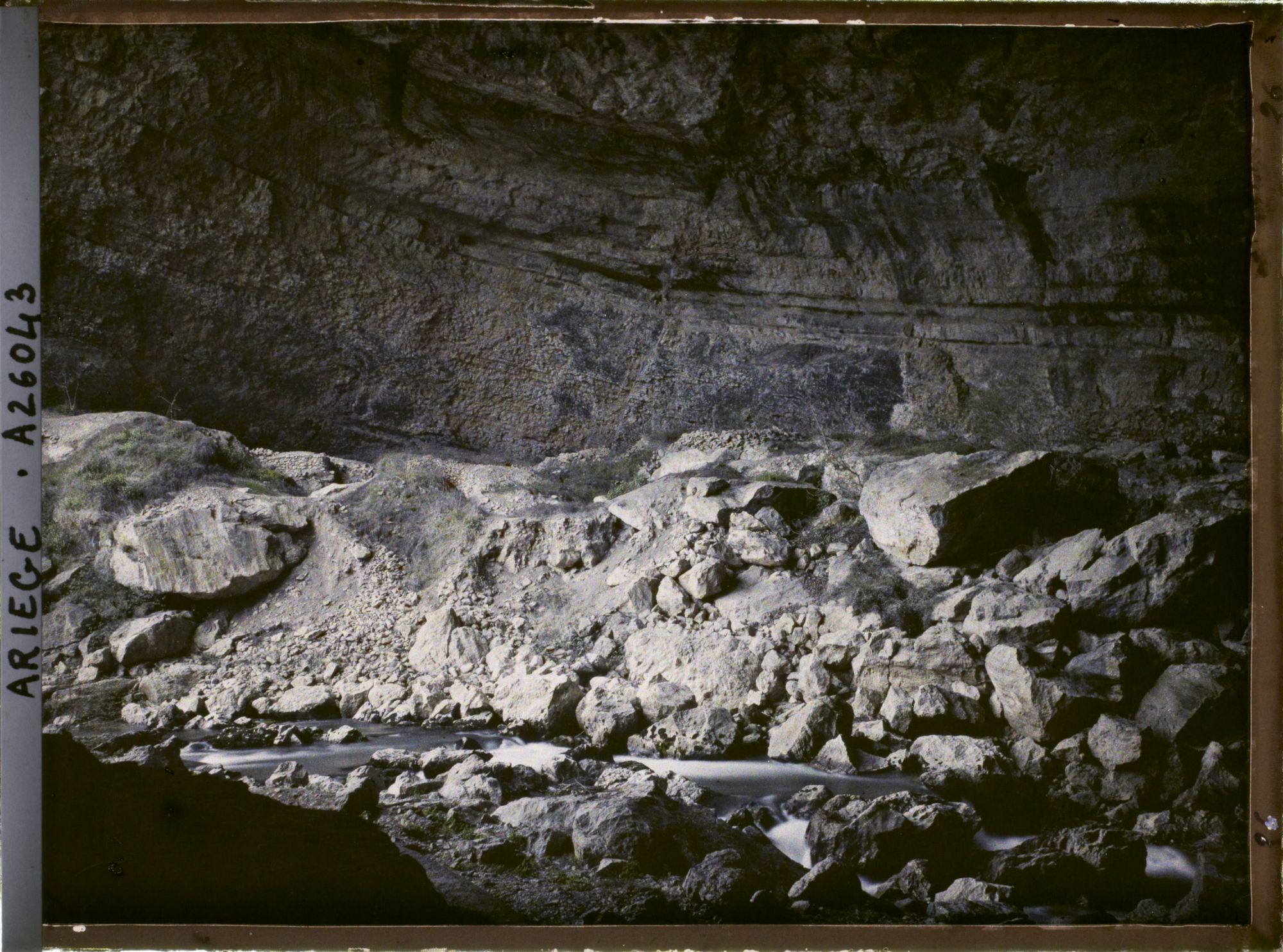 Image représentant De l'intérieur de la grotte vers la sortie
