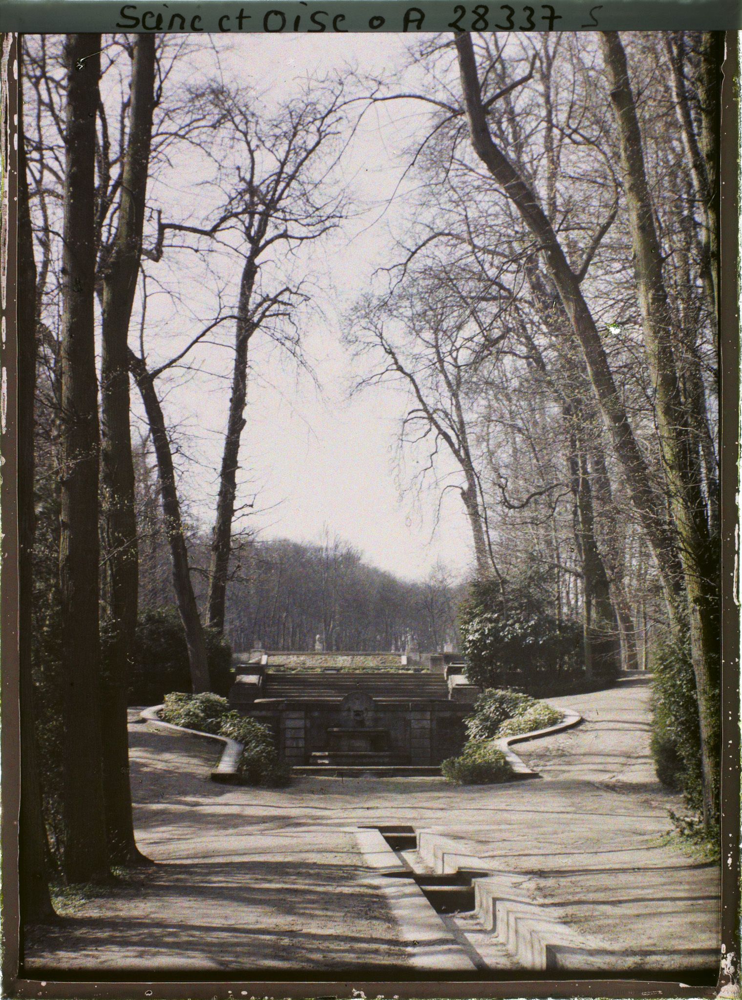 Image représentant Le bassin des Chiens et l'allée d'eau des Goulottes dans le petit parc