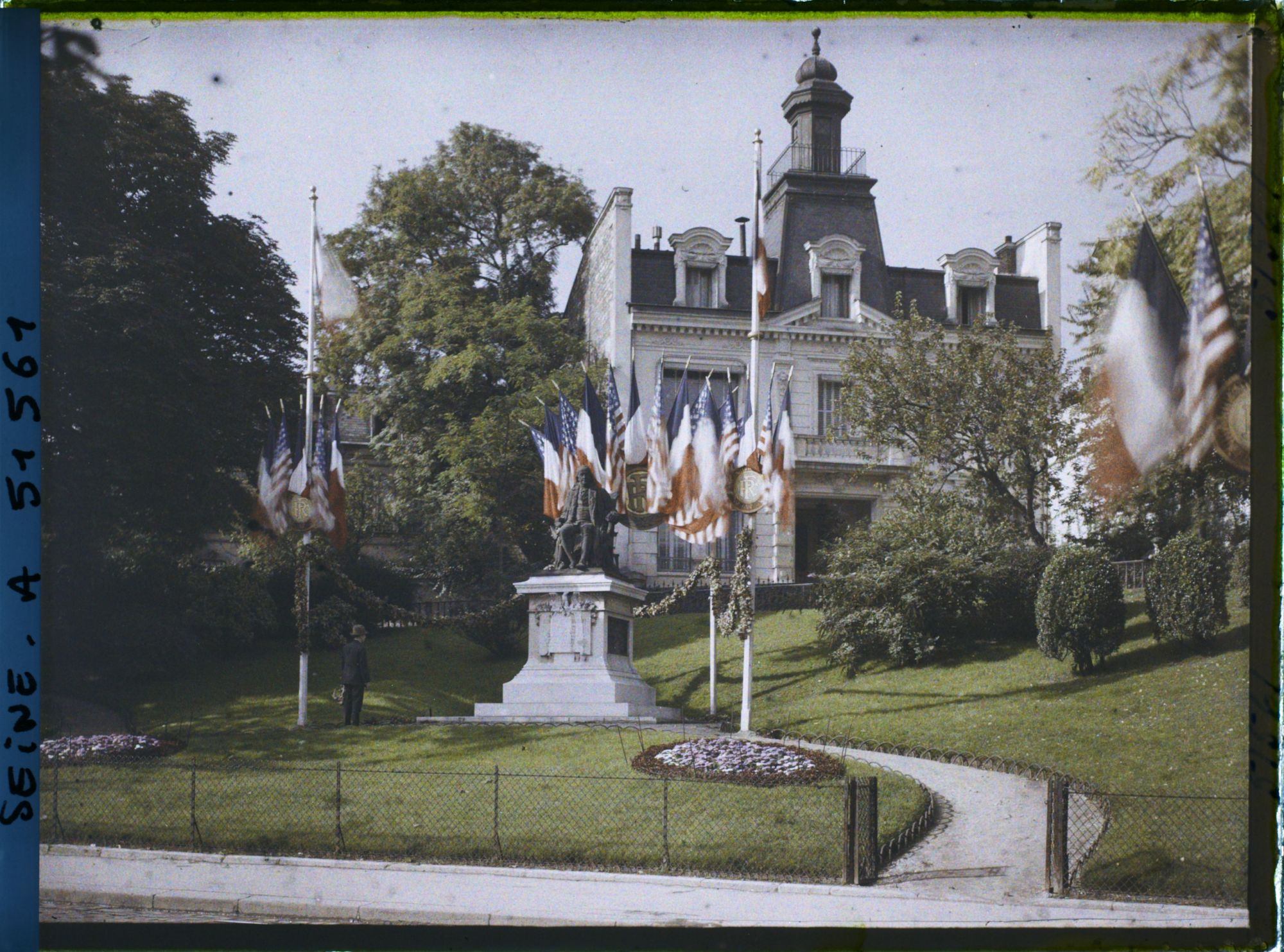 Image représentant Statue de Benjamin Franklin (place du Trocadéro) décorée pour le 9ème congrès de la Légion Américaine (American Legion)