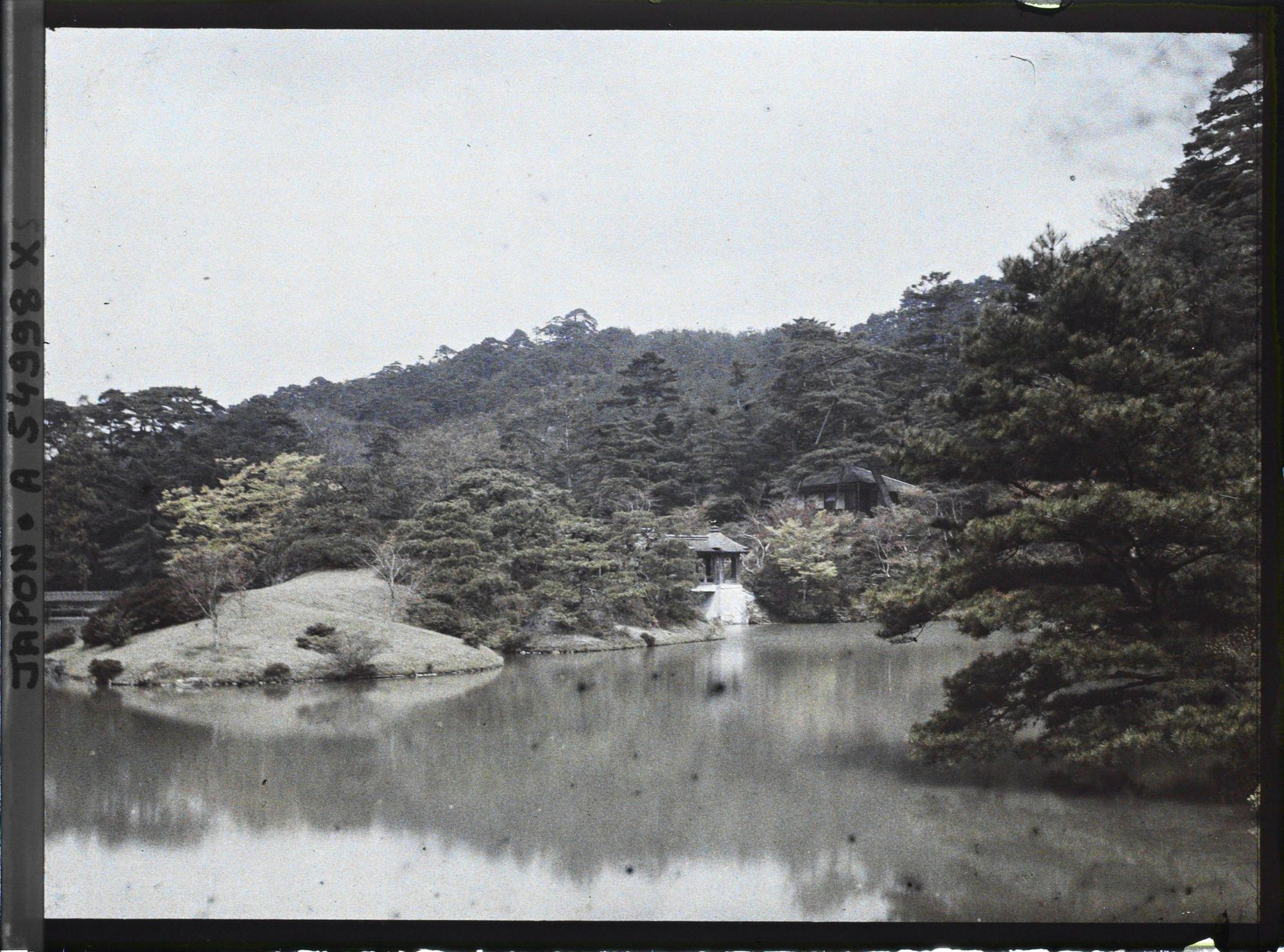 Image représentant Les jardins de la villa impériale Shugakuin Rikyû : l'étang Yokuryu, le pont Chitose-bashi (Pont de Mille Ans) et le pavillon Kyusui-tei
