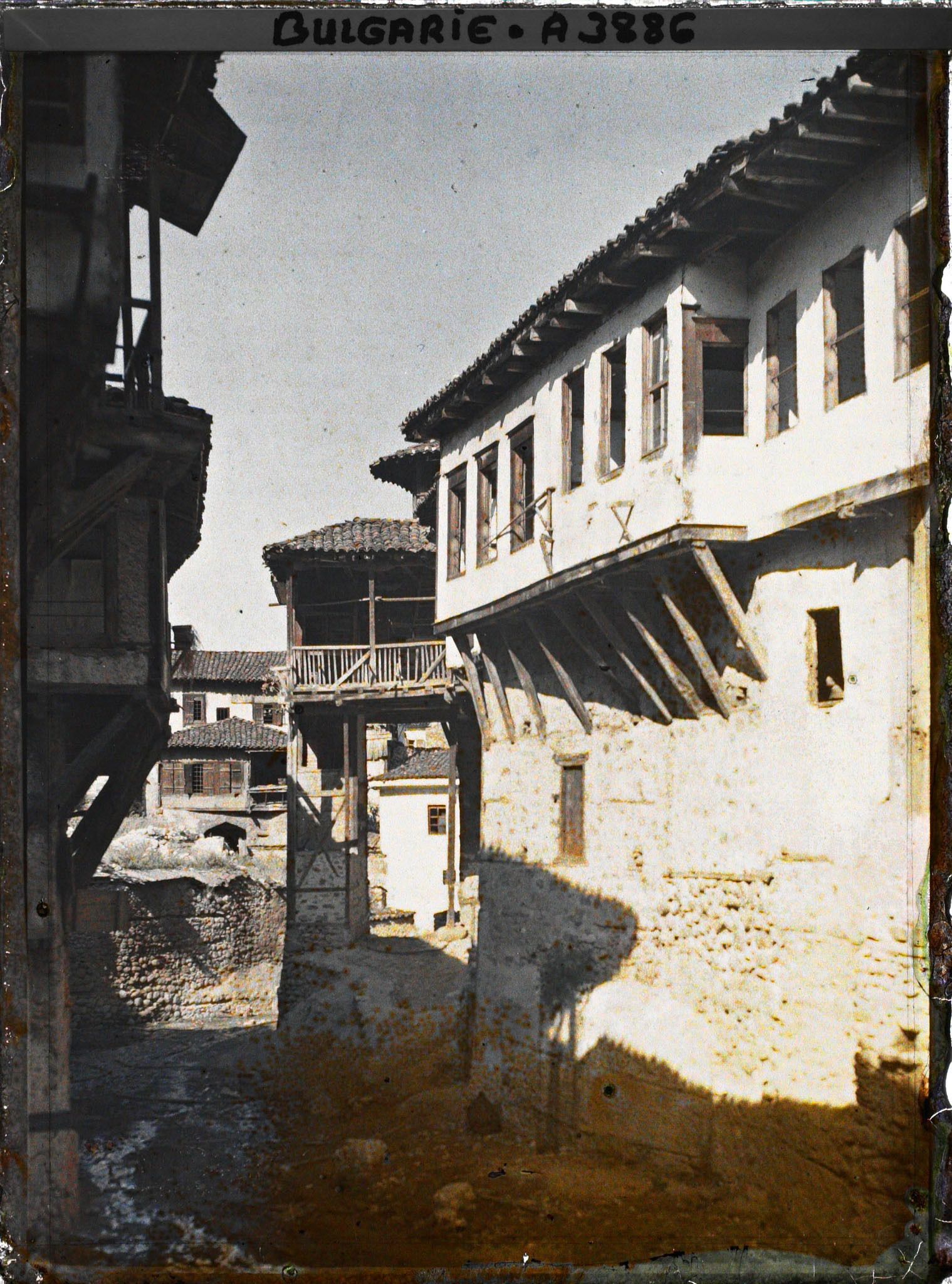 Image représentant Rue de terre battue bordée de maisons en étages