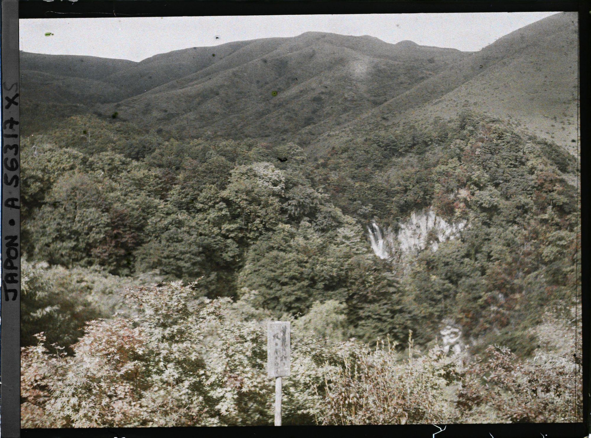 Image représentant Vue lointaine de la Kirifuri-no-taki (cascade de Kirifuri)