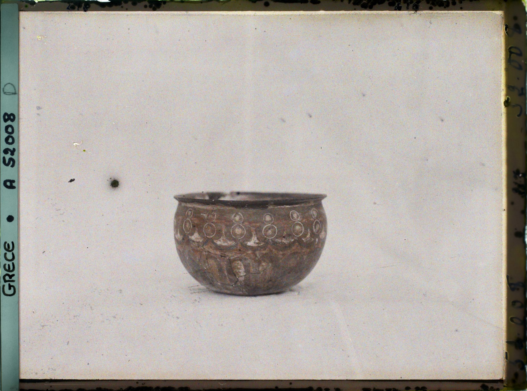 Image représentant Musée archéologique - Vase rond très ouvert, orné de motifs floraux peints provenant de Cnossos