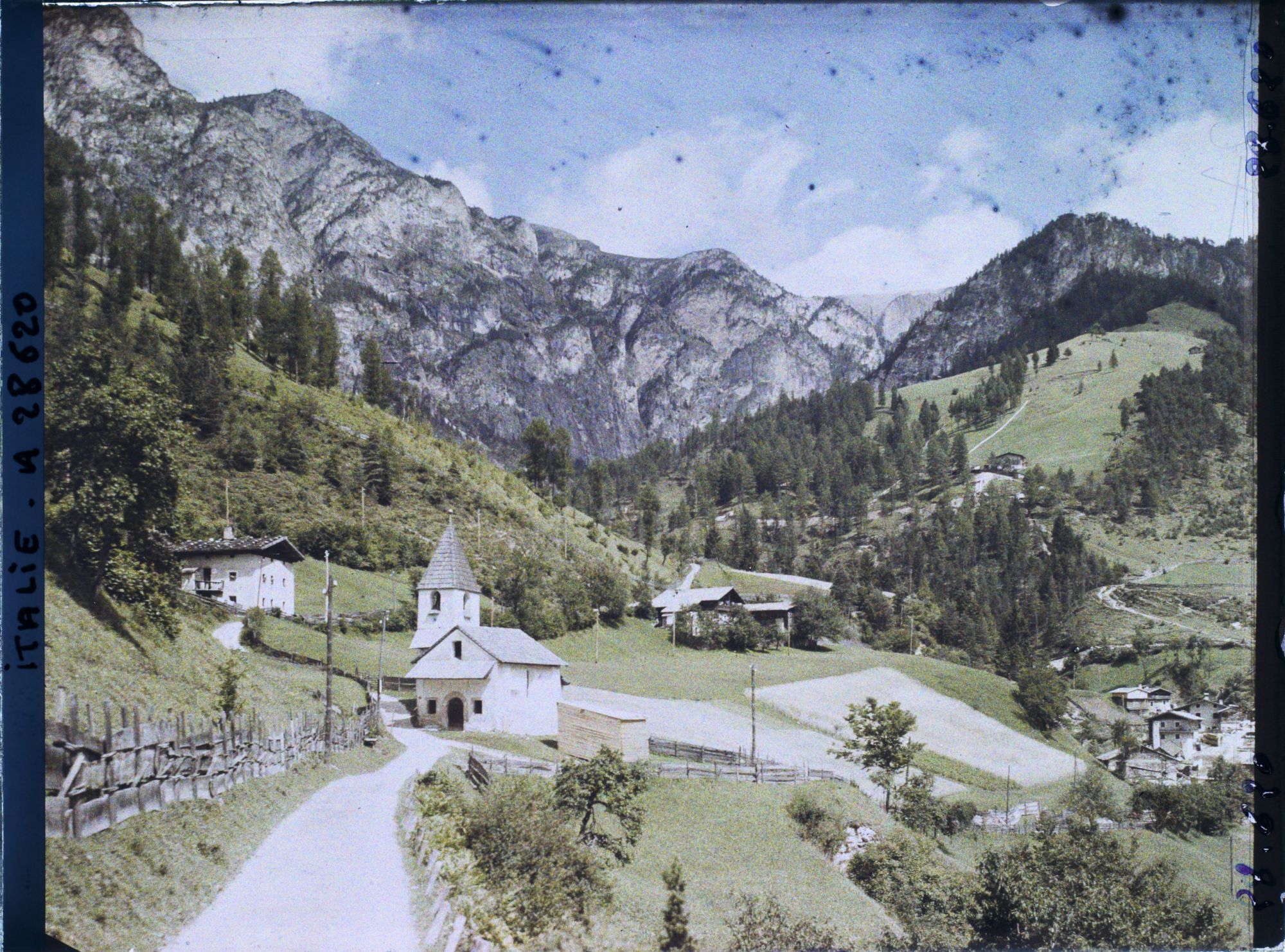 Image représentant La chapelle et le village de San Cipriano (St. Zyprian) au pied du massif du Catinaccio (Rosengarten)