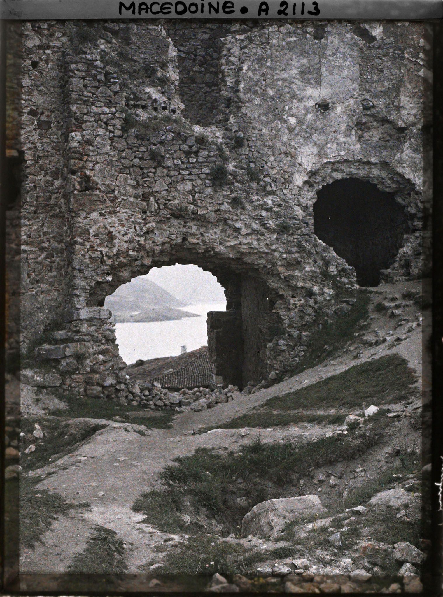 Image représentant Vue à travers l'échancrure de la vieille forteresse et le golfe du lac dans le fond