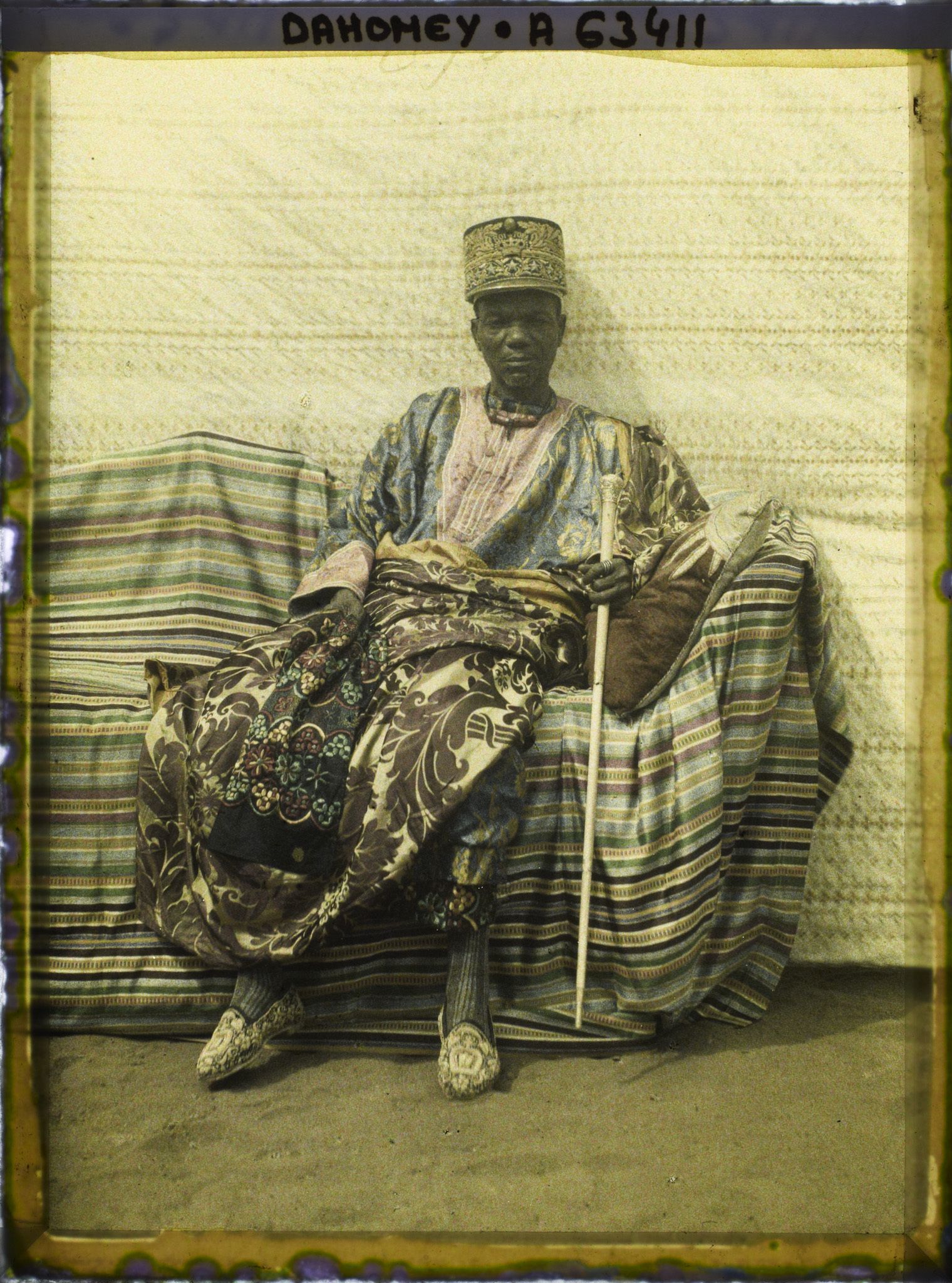 Image représentant Le roi Tôli sur son sofa