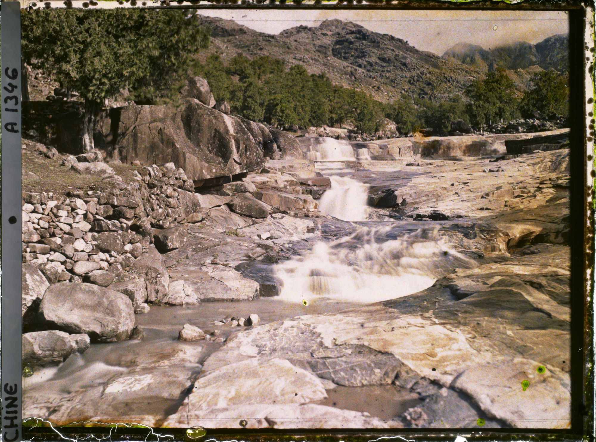 Image représentant Entre Wanxianlou (" pavillon des Dix Mille Immortels ") et Dongxiqiao (" pont Est-Ouest ")