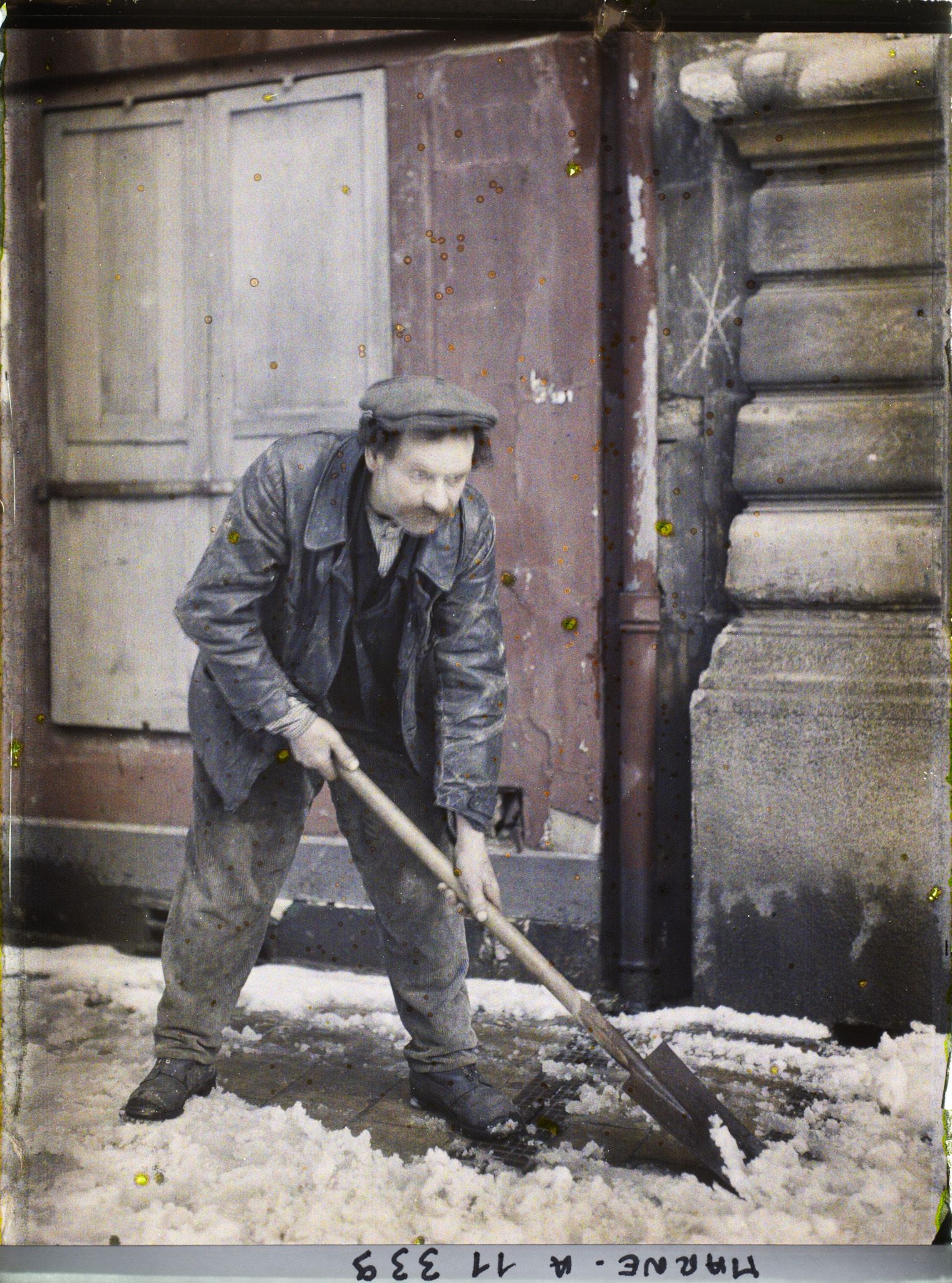Image représentant Portrait d'un homme enlevant la neige