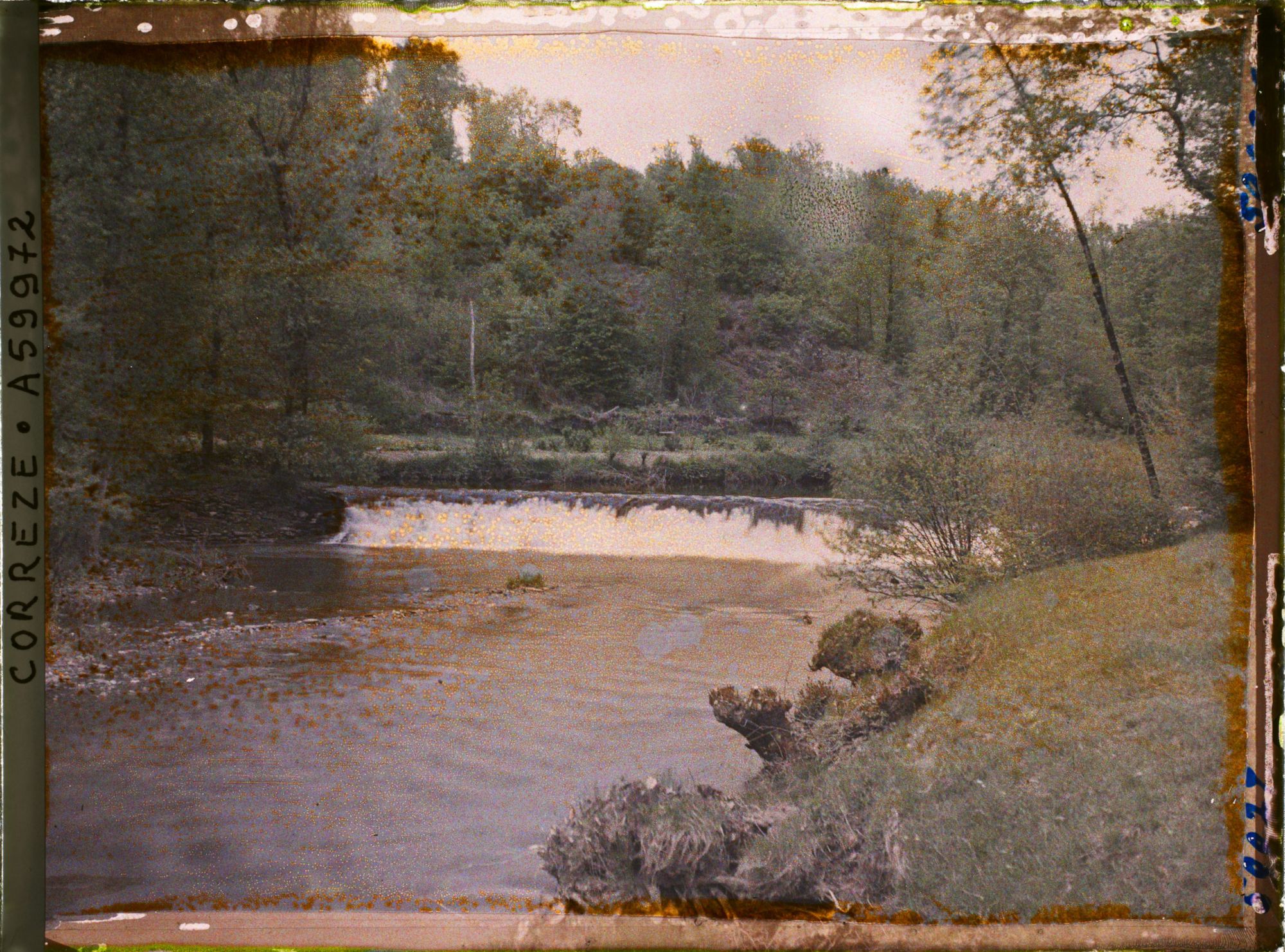 Image représentant Un barrage sur la Vézère aux environs de Ségur