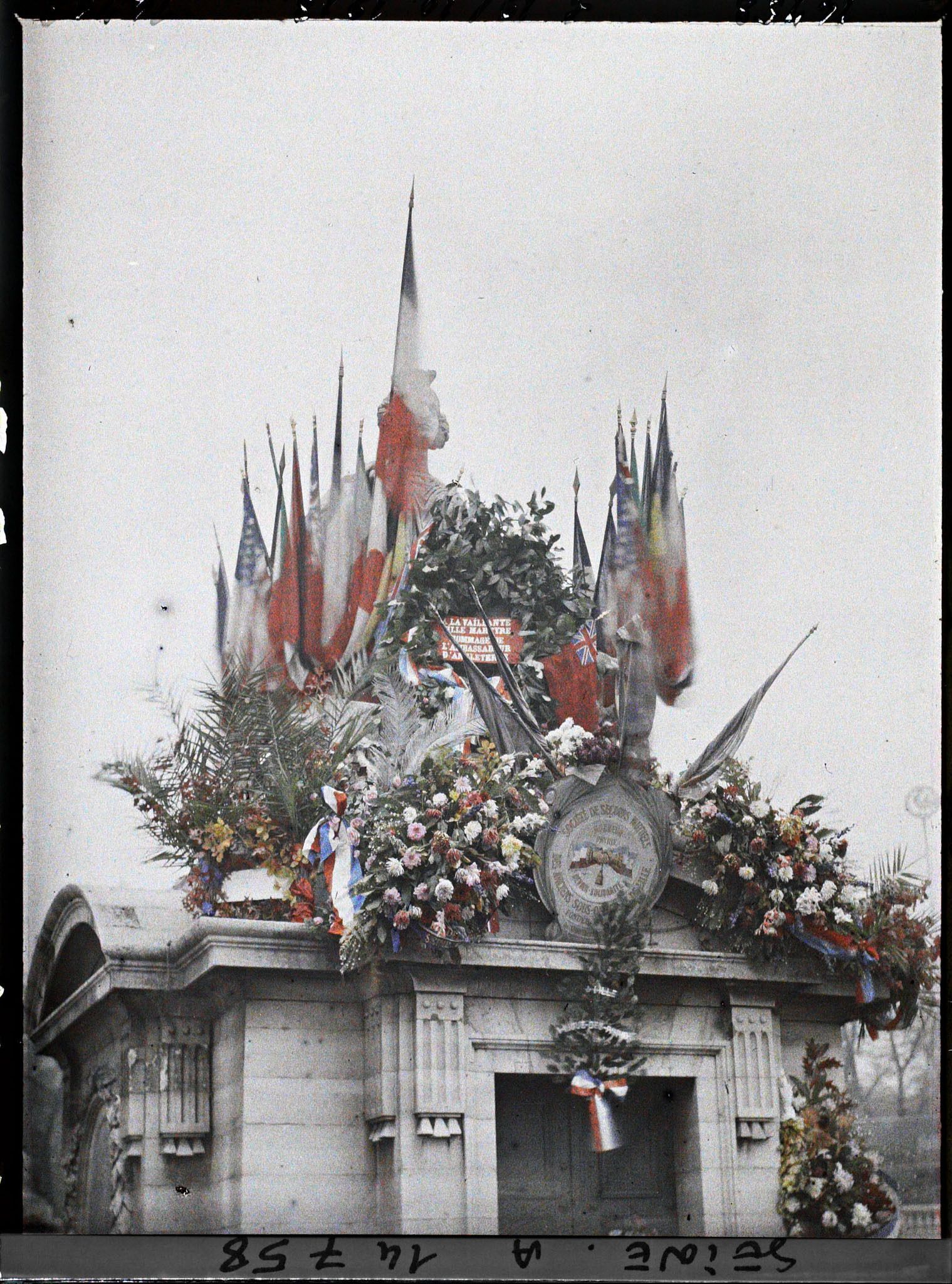 Image représentant La statue de Lille décorée de drapeaux et de fleurs place de la Concorde