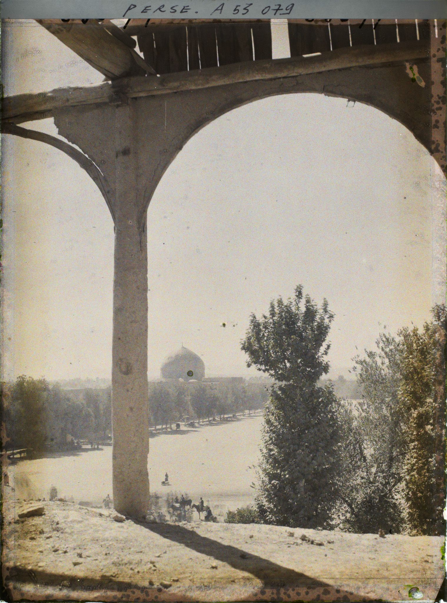 Image représentant Vers le dôme de la Masdjid-i-Sadr (mosquée du Cheikh Lotfallah), côté est de la Meydan-i-Chah
