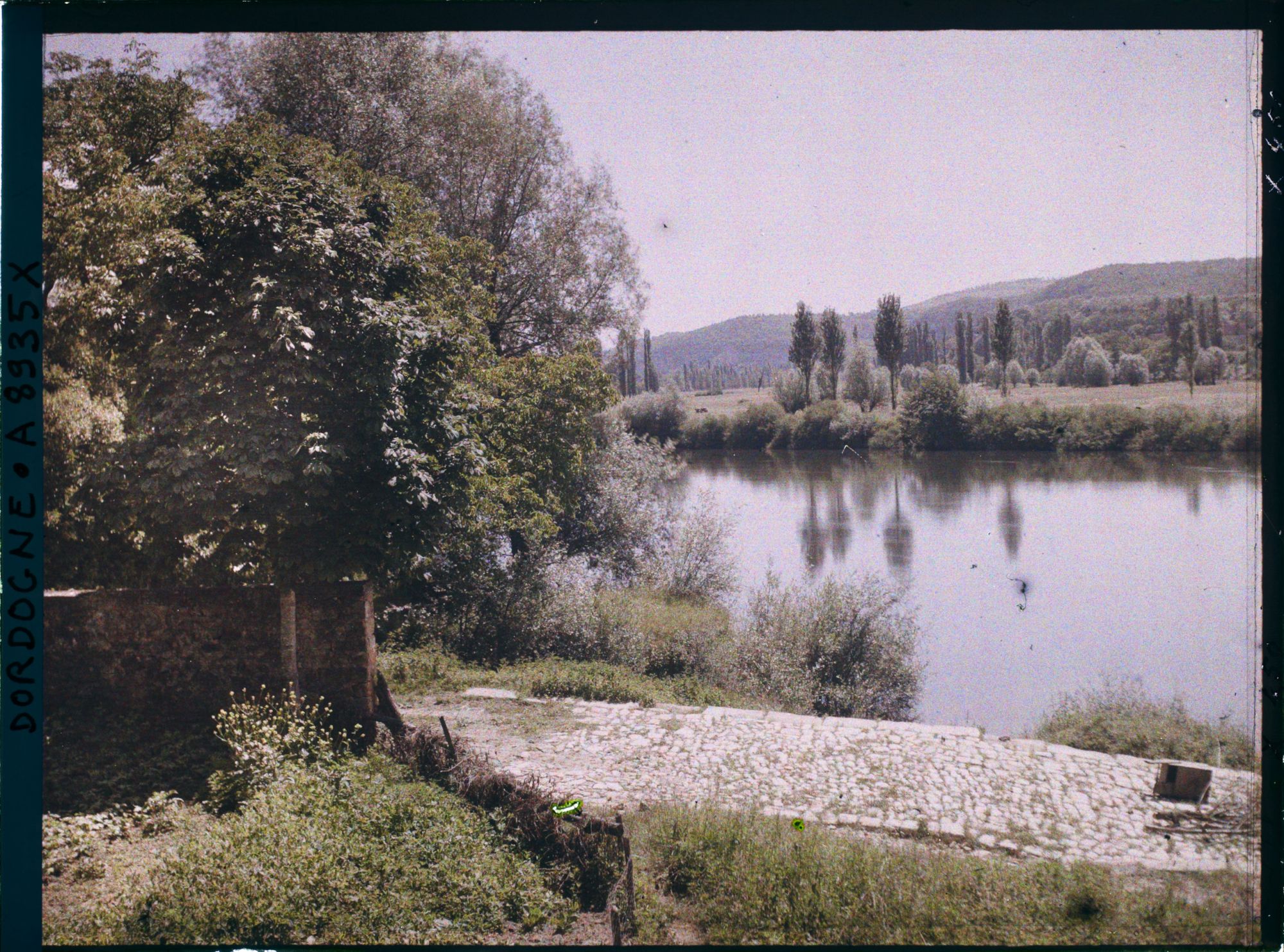 Image représentant France, Vitrac, Le pont de Vitrac et l'ancienne route pavée abandonnée allant au lac qui a été remplacé par le pont
