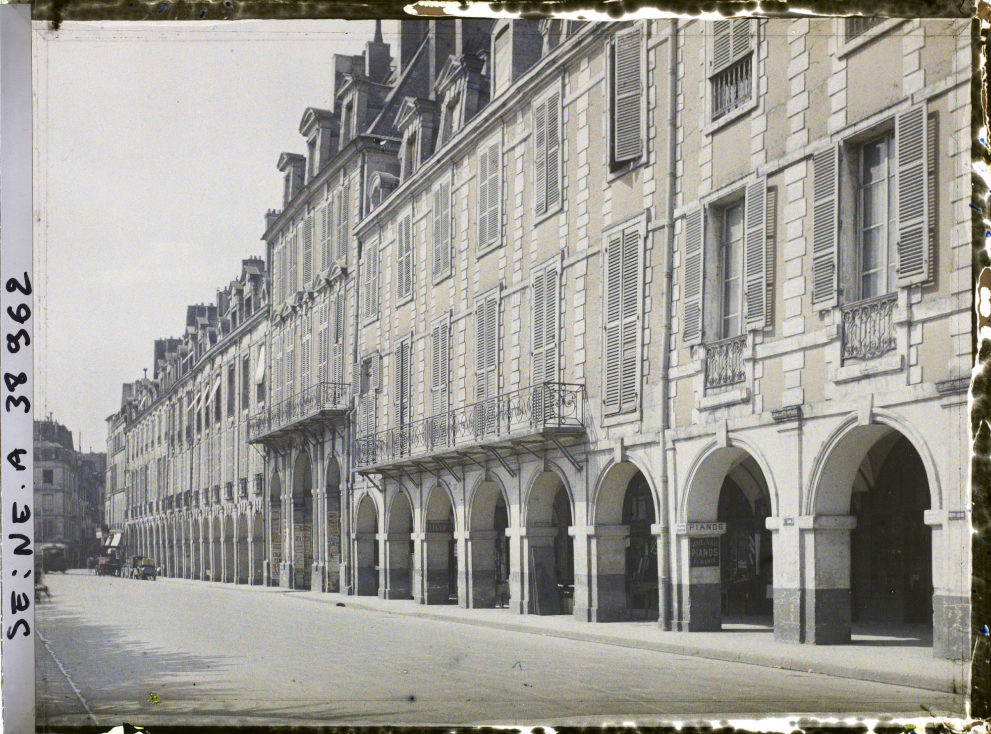 Image représentant Un côté de la place des Vosges