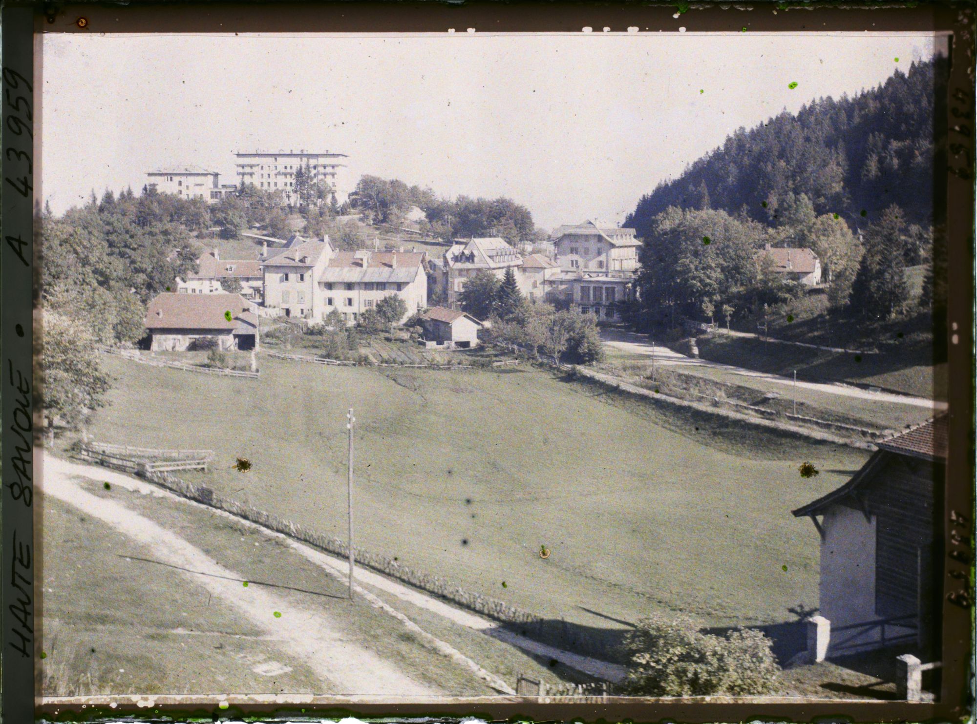 Image représentant Le village de Saint-Cergue et le Grand Hôtel de l'Observatoire vus de la route de La Cure