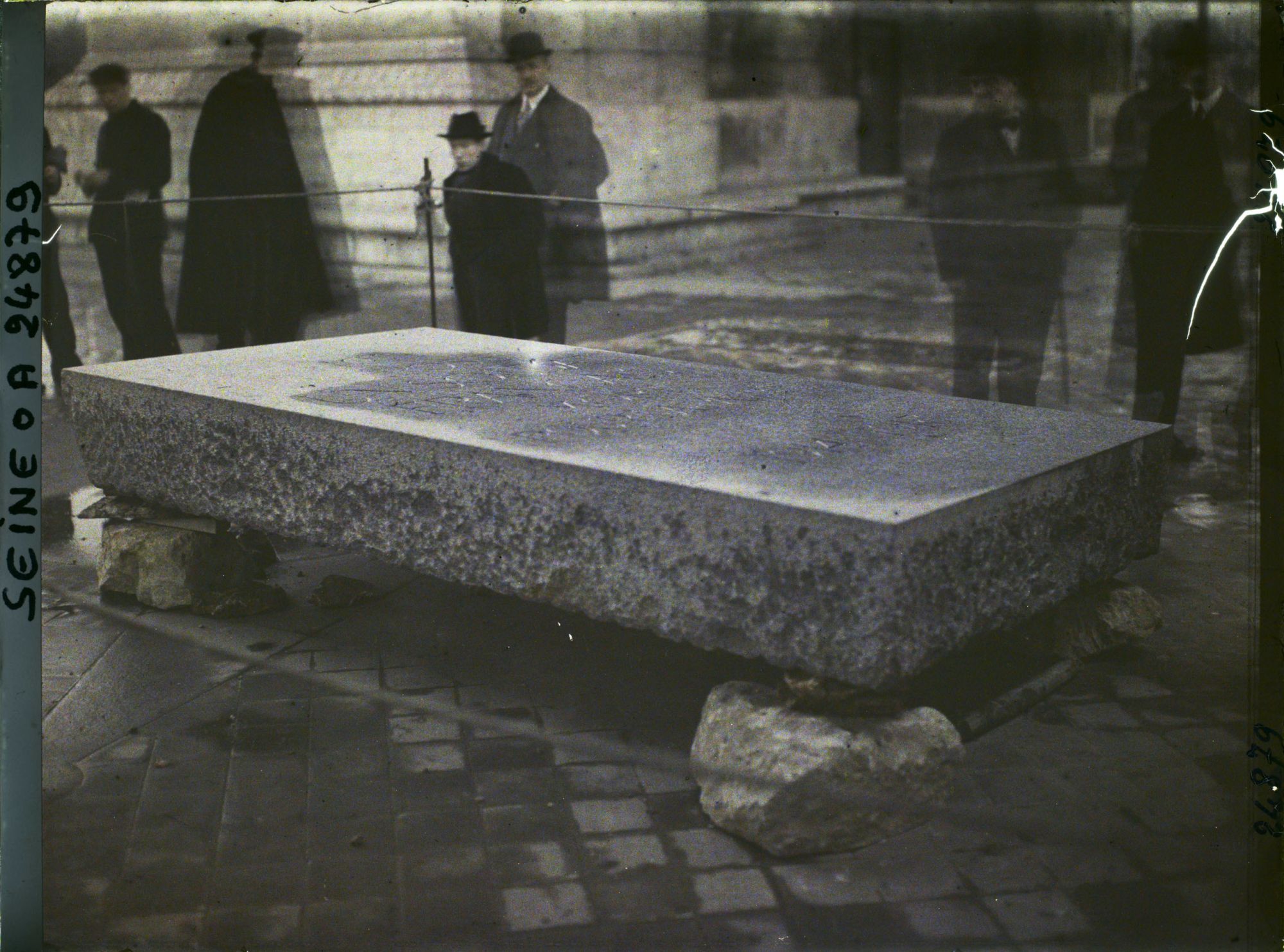 Image représentant La dalle qui sera posée sur la tombe du soldat inconnu le 28 janvier 1921, sous l'Arc de Triomphe