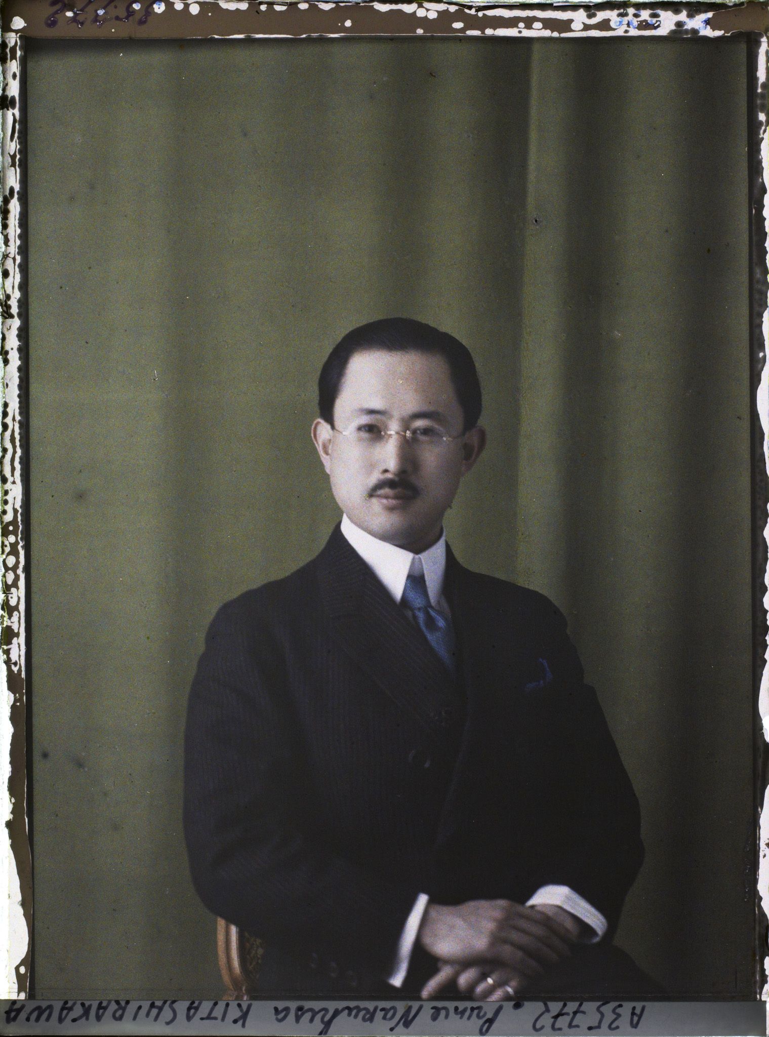 Image représentant Le prince  https://musee-albert-kahn.s-museum.fr/home/NWQ2OTAwYzNmYjZlZTk1ZWQwODJmMjY4L2dlbmVyaWMtbm90aWNlLXRhYi9hdXRob3JpdHkvNjE3YTc5ZjVjZjhiODk2OGIzMzM3ZDIx/5d6900c3fb6ee95ed082f268/generic-notice-tab/authority/617a79eacf8b8968b3336529 Nahurisa Kitashirakawa