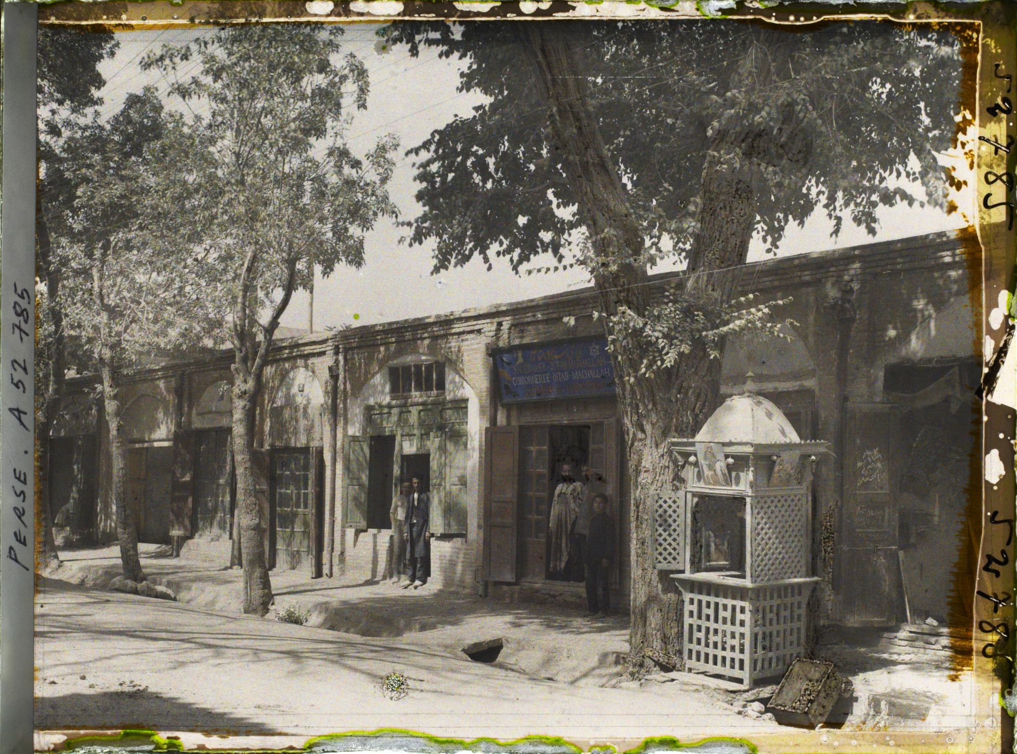Image représentant Une fontaine sacrée devant une cordonnerie