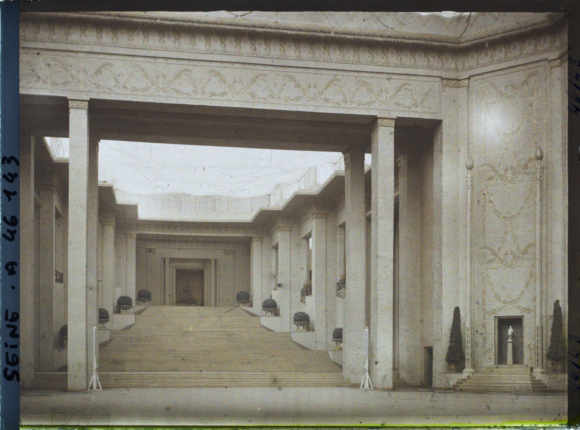 Image représentant L'Exposition des arts décoratifs, Escalier monumental du Grand Palais