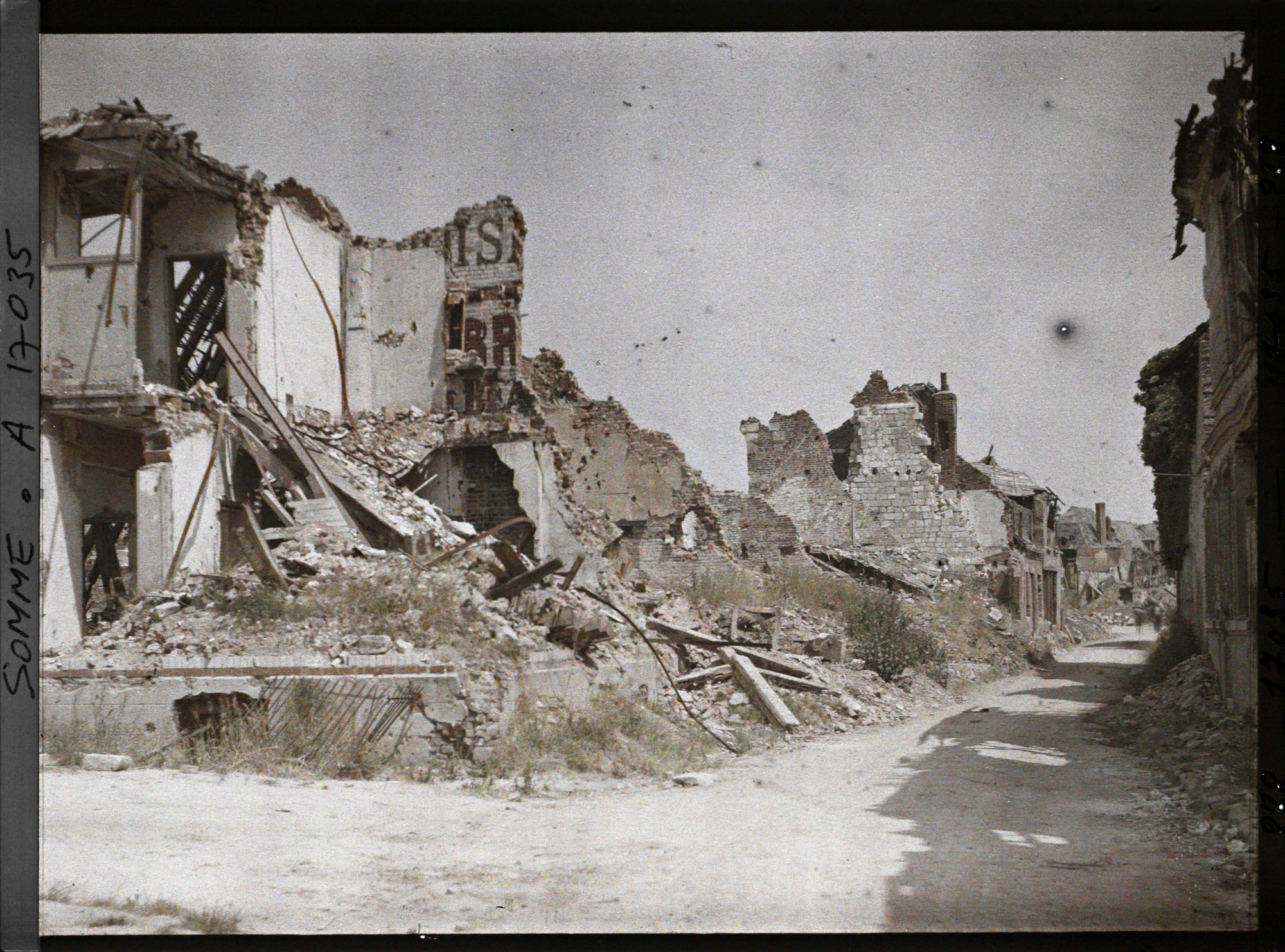Image représentant France, Péronne, Une rue près du Château