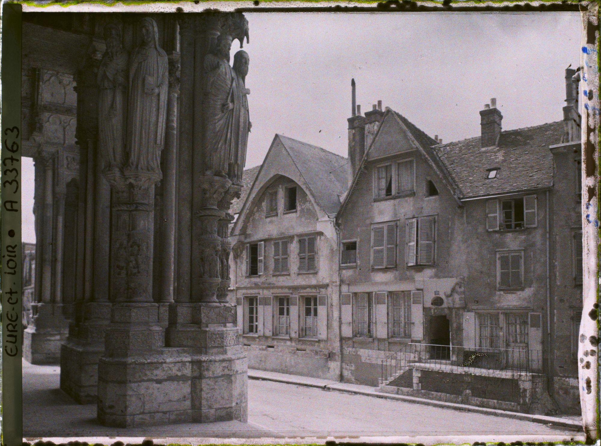 Image représentant Détail des piliers du porche du portail nord de la cathédrale Notre-Dame  et les maisons anciennes construites aux abords