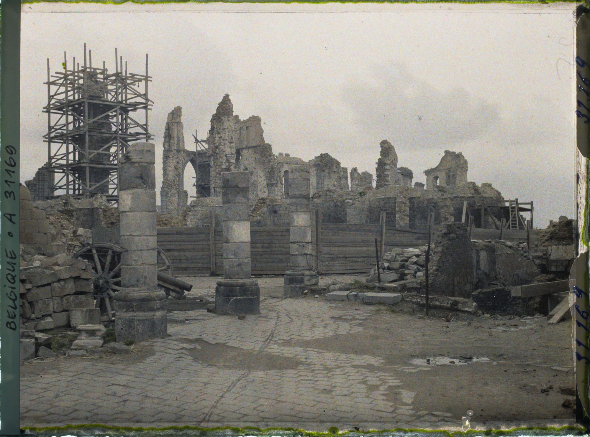 Image représentant Belgique, Ypres, Vue vers les ruines de l'Eglise St Martin