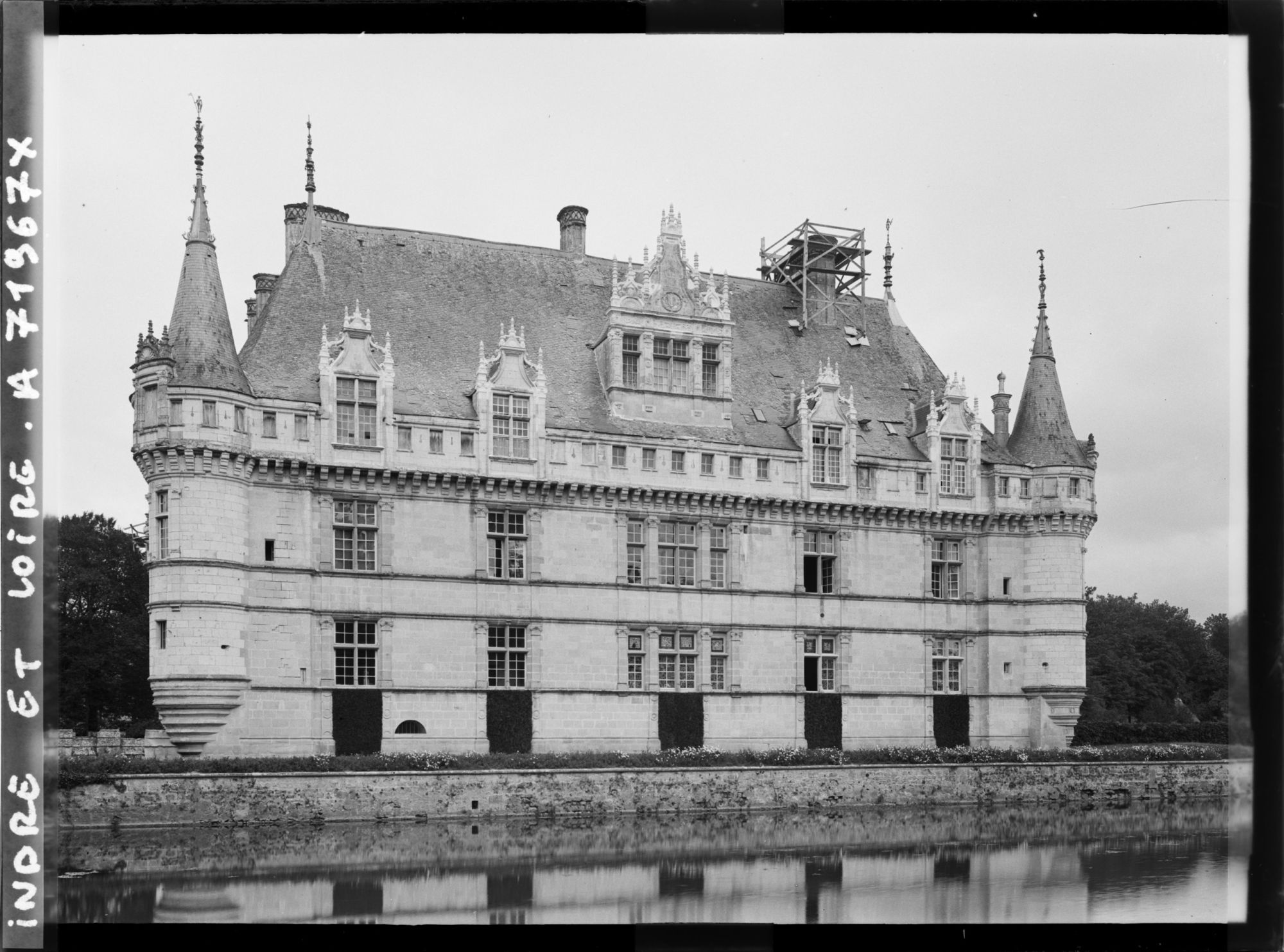Image représentant Vue d'ensemble de la façade ouest du château