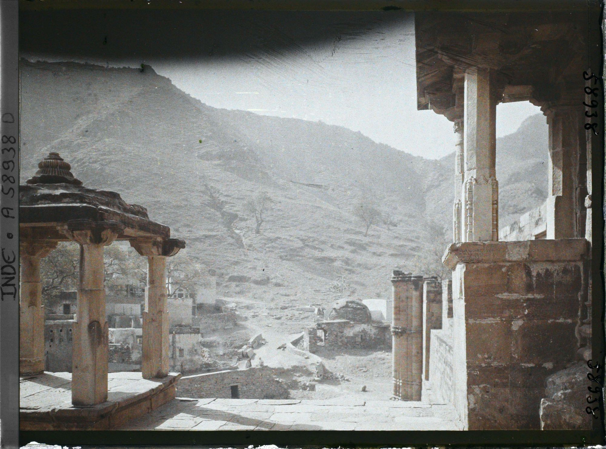 Image représentant Aux abords de la mosquée Adhai Din Ka Jhompra