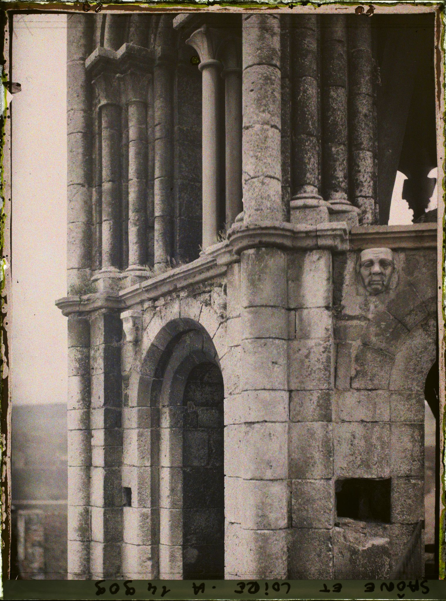 Image représentant Les baies du clocher clunisien depuis la tour de l'Horloge