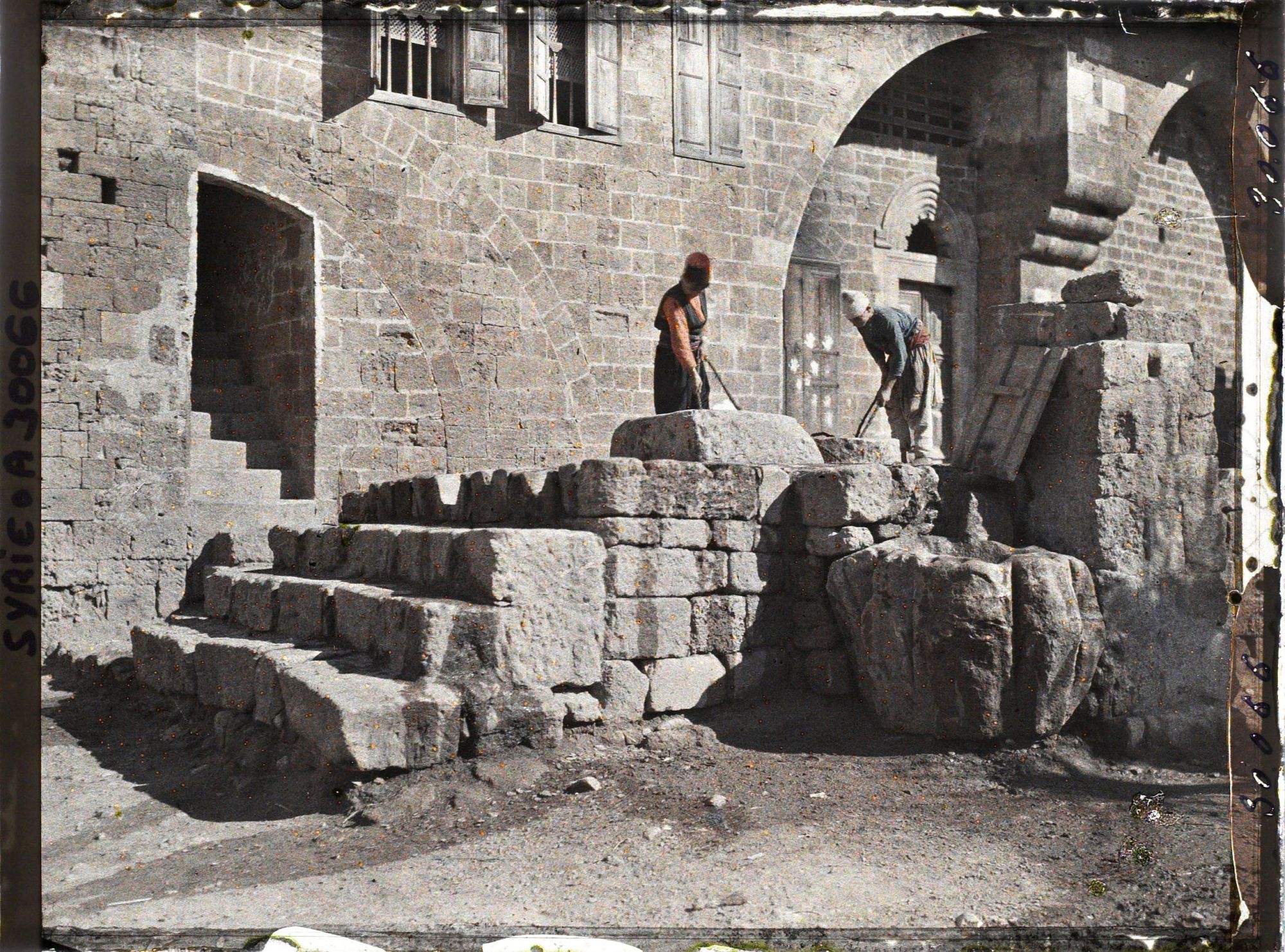 Image représentant Deux hommes au puits, dans le site des vestiges de la forteresse des Templiers (?)
