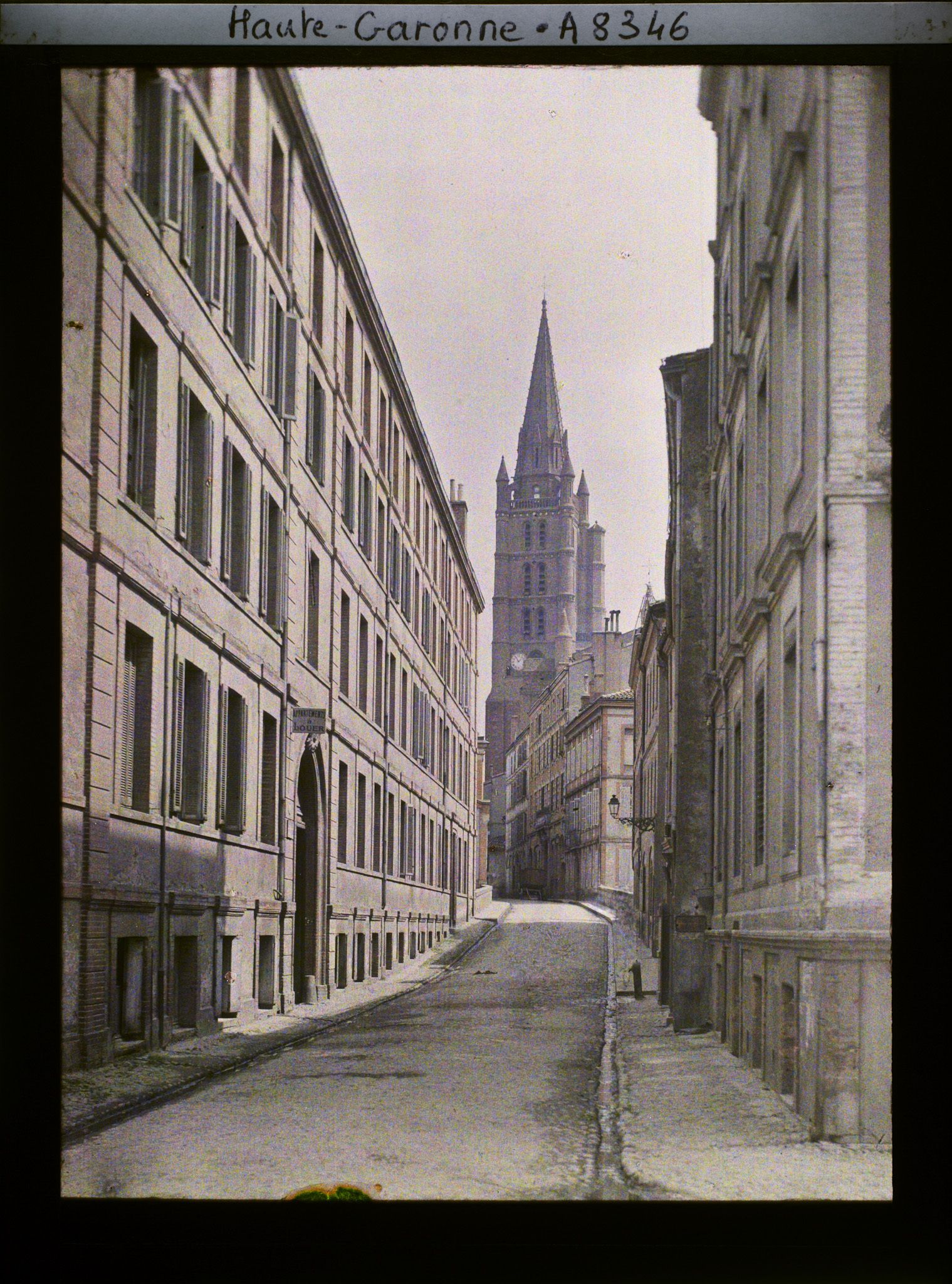 Image représentant Le clocher de l'église Notre-Dame de la Dalbade, vue de la rue Peyrollières (aujourd'hui disparu)