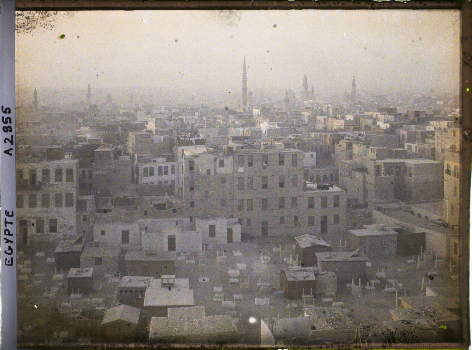 Image représentant La ville vue des collines en soirée