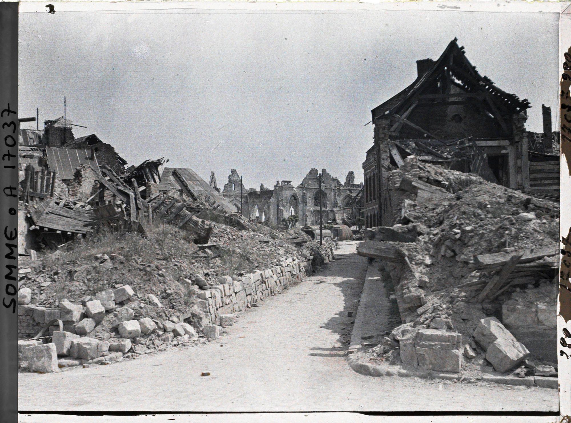 Image représentant France, Péronne, Rue St Georges au fond l'Eglise St Jean