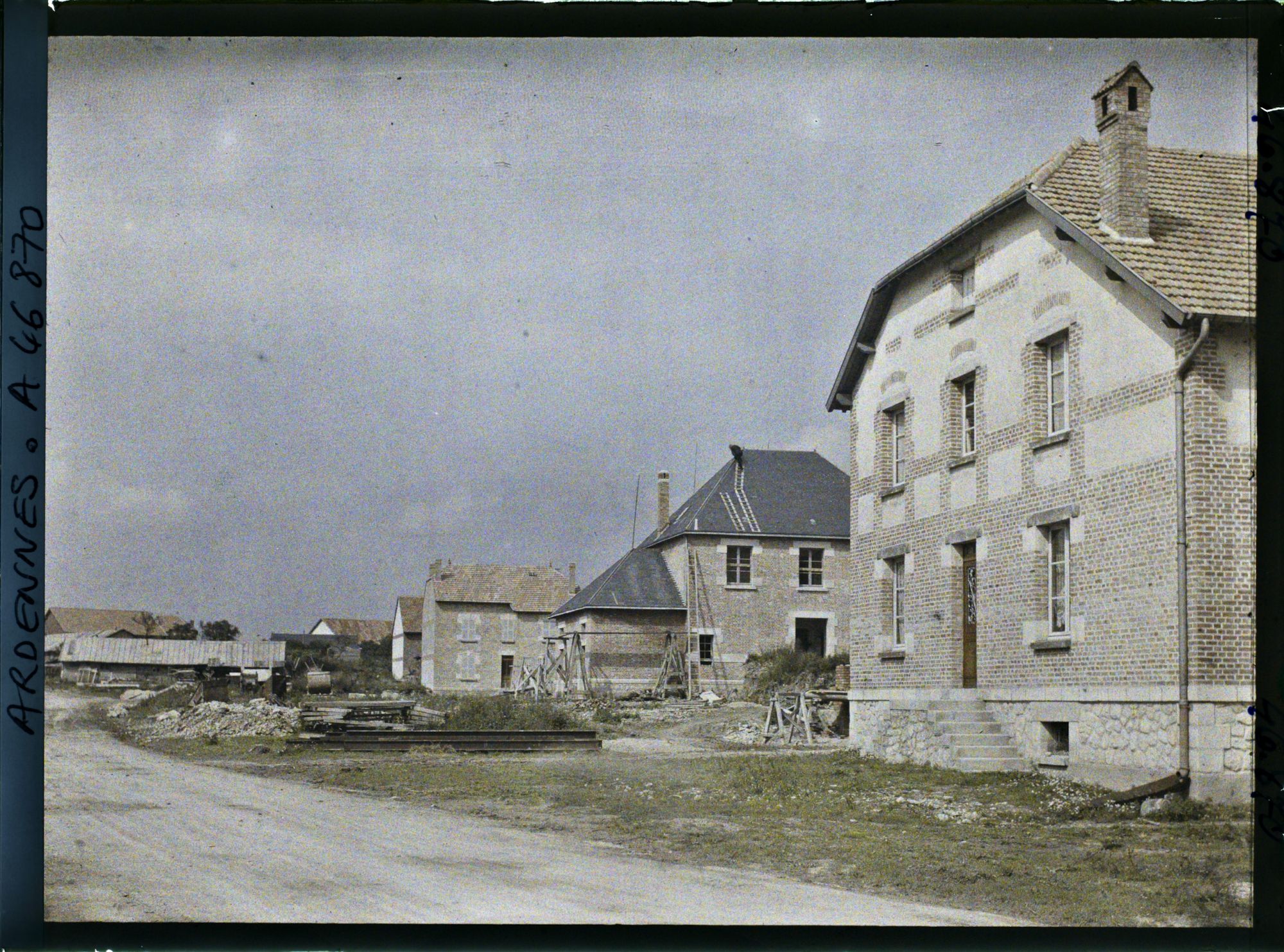 Image représentant France, Challerange Hte 380 h, Vue vers la Place de la Mairie