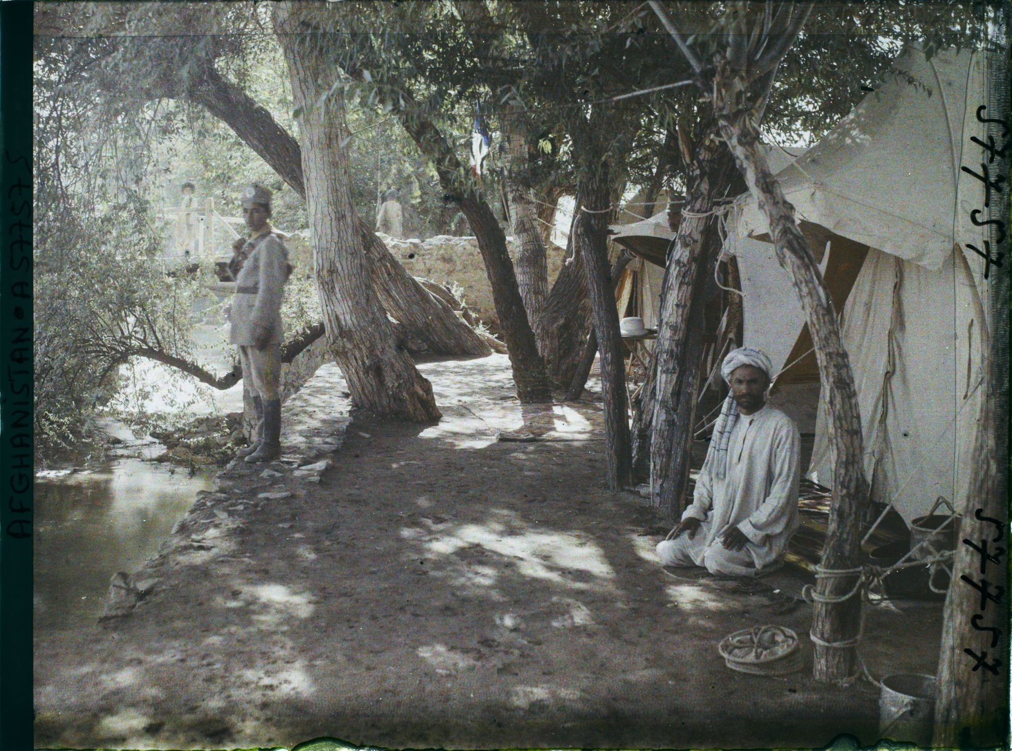 Image représentant (Sur le fleuve Logar au sud-ouest de Kaboul), campement de la "Mission d'Études des Chemins de fer de l'Afghanistan" sur les rives du Logar