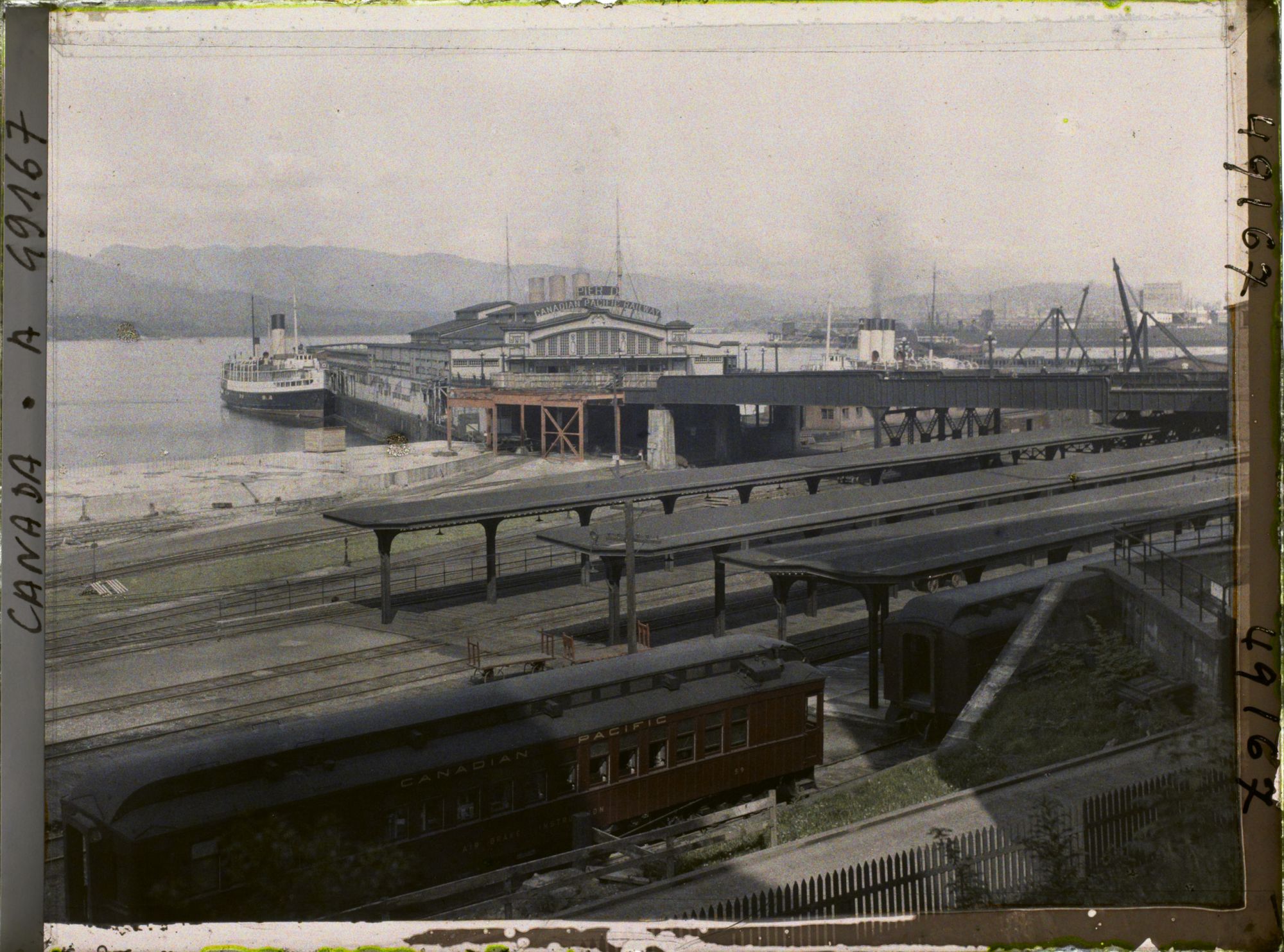 Image représentant Canada, Vancouver, Vue sur les appontements et la Gare du C.P.R.