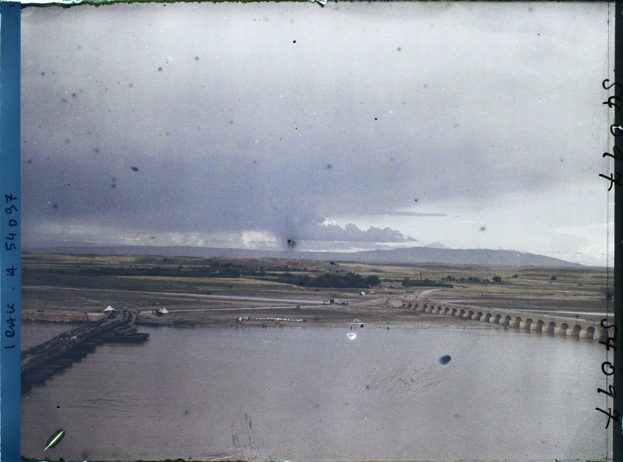Image représentant Entre les deux ponts sur le Tigre, entre Mossoul et Ninive
