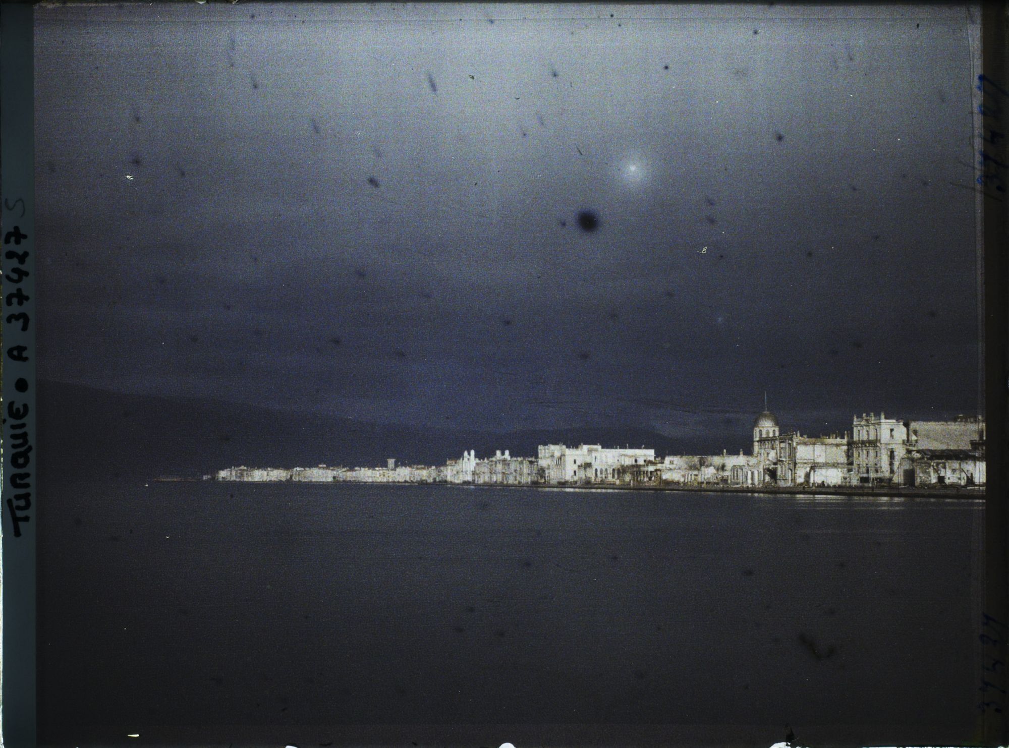 Image représentant Turquie, Smyrne, La Ville incendiée, Quartier italien Orage sur les Quais de Smyrne