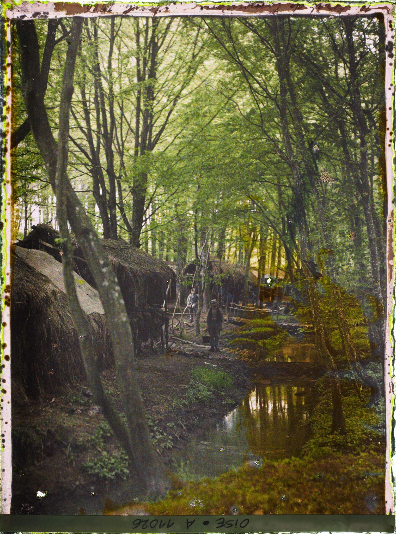 Image représentant Les écuries d'un camp militaire en forêt de Compiègne