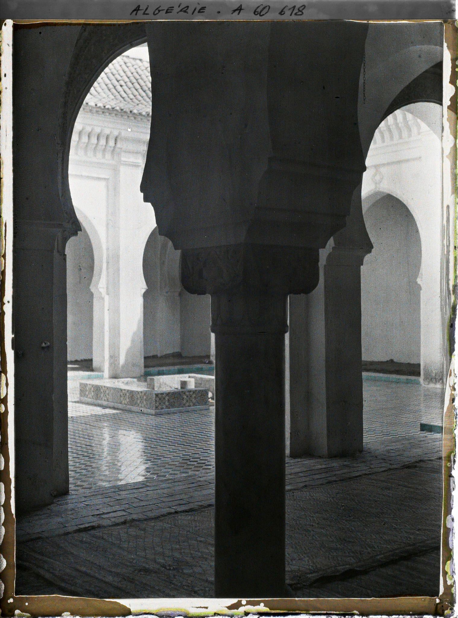 Image représentant Mosquée El Halaoui, la cour vue depuis la salle de prière