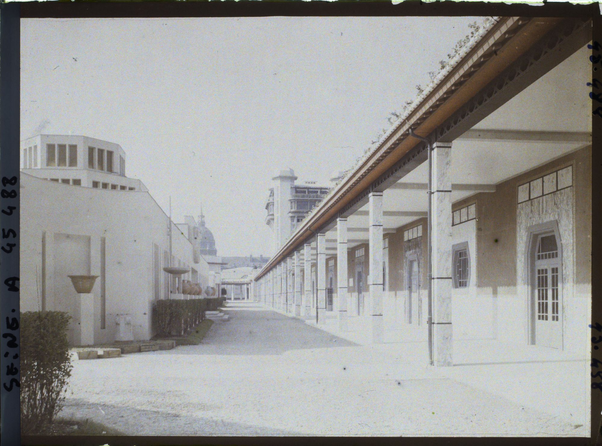 Image représentant L'Exposition des arts décoratifs, Galeries des sections étrangères. A gauche le Pavillon de Lyon-St Etienne