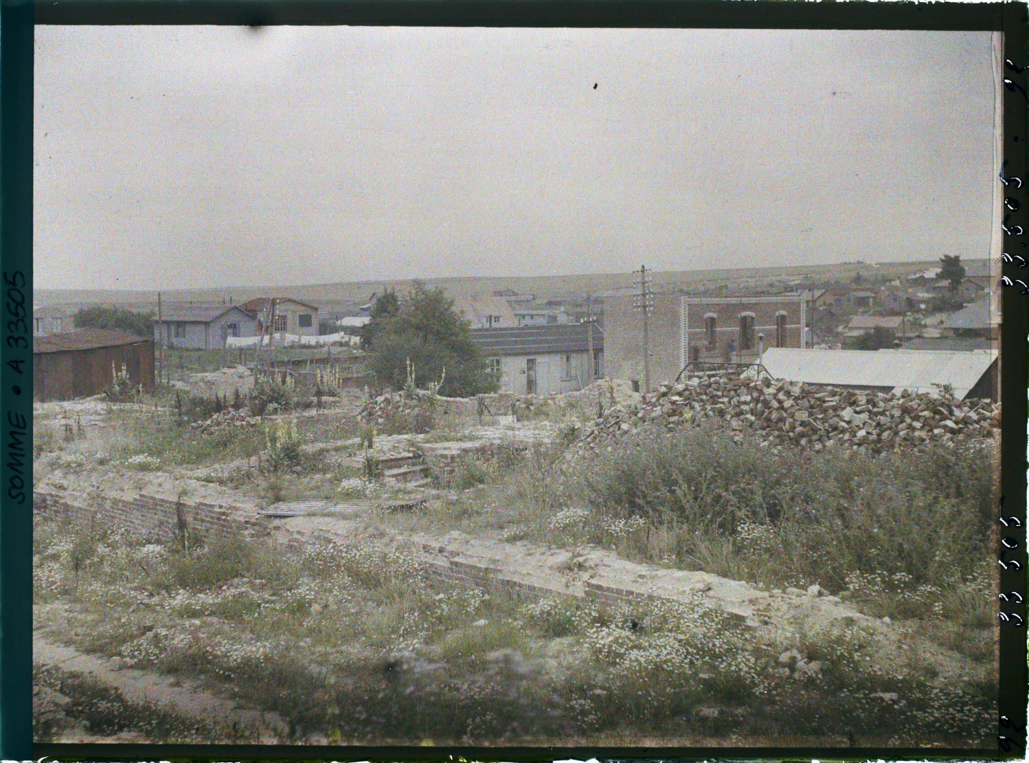 Image représentant France, Combles, Vue d'ensemble sur la Ville et ruines