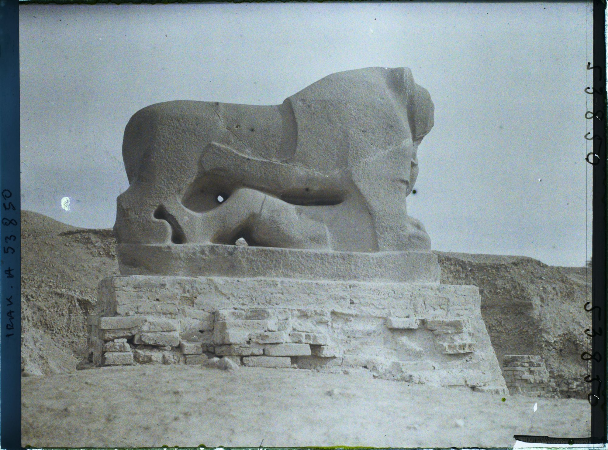 Image représentant Le lion dévorant un homme terrassé