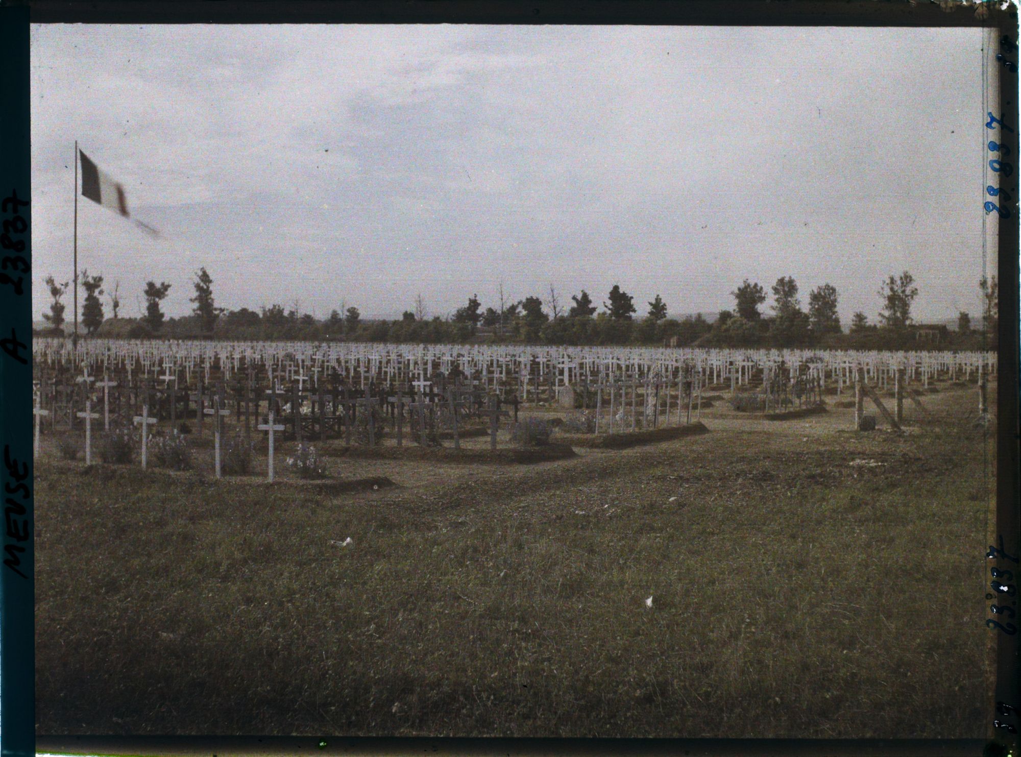Image représentant France, Bras, Le Cimetière de Bras vu d'ensemble