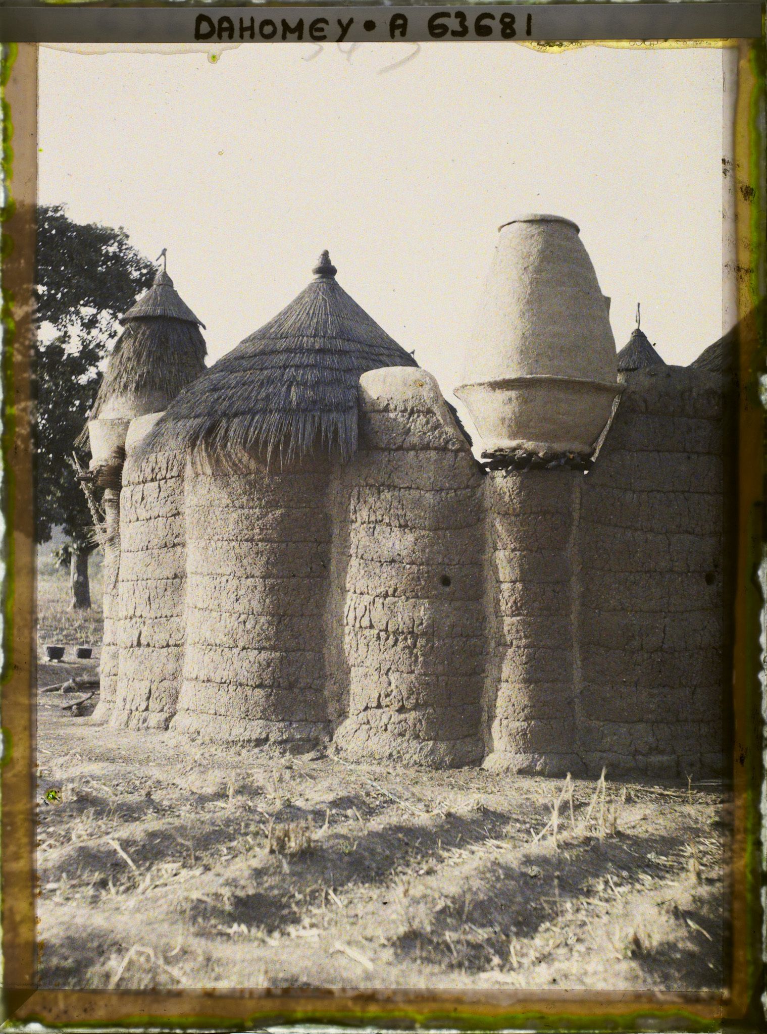 Image représentant Un tata (case) somba, détail sur le grenier