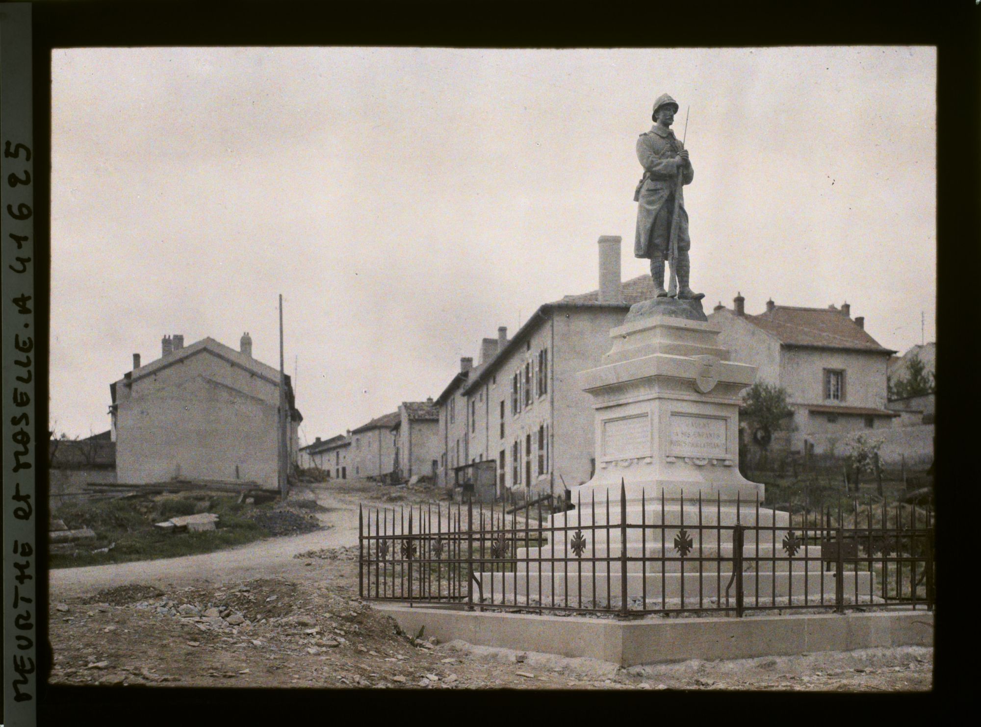 Image représentant France, Jaulny, Monumt aux Morts et Grande rue