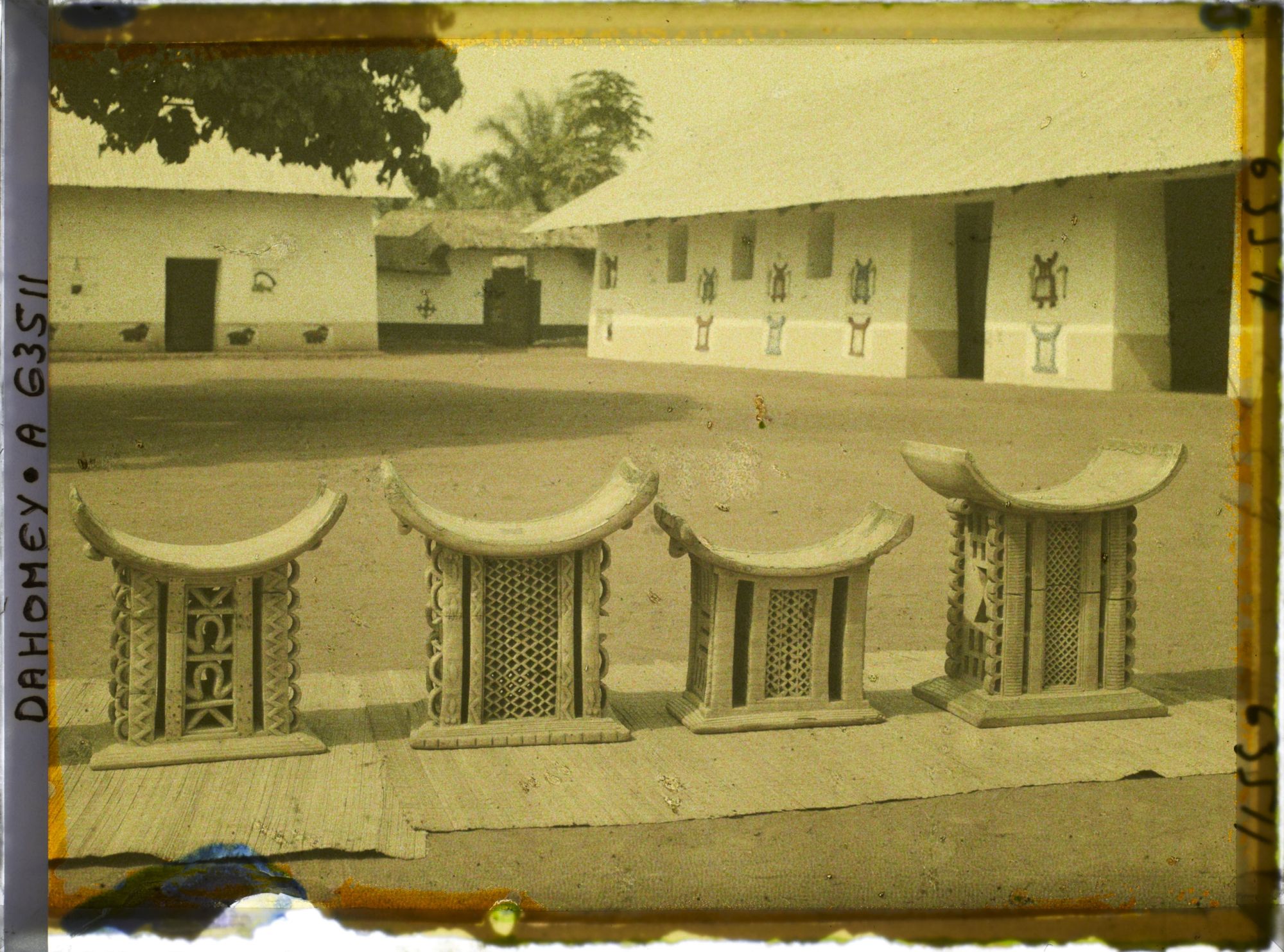 Image représentant Trônes royaux d'Abomey (Dakodonou, Ouegbadja, Akaba, Agadja) devant la salle des trônes (zinkpoho) de la cour du palais de  null Guézo